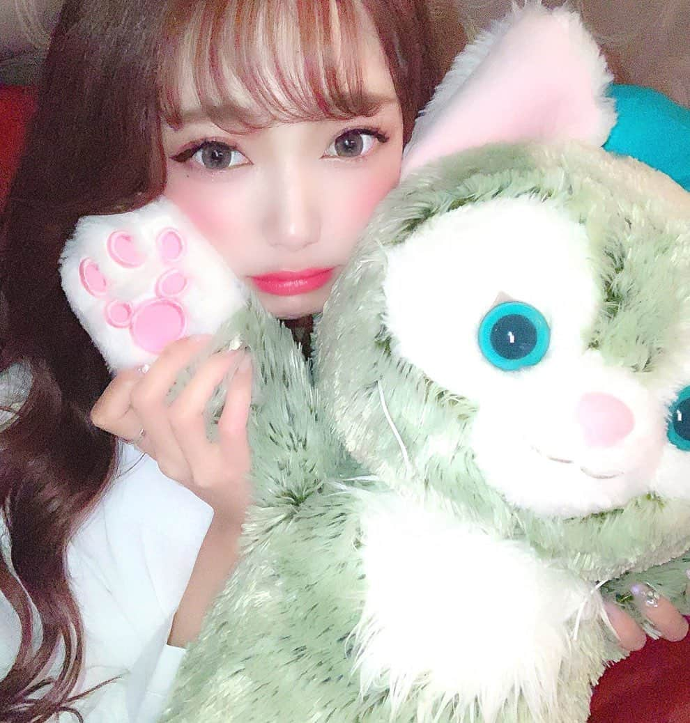 あやちゃんさんのインスタグラム写真 - (あやちゃんInstagram)「ジェラトーニと💠💗 もふもふ🍒  湘南美容クリニック柏院で @sbc_akao 先生にお肌のメンテナンスしてもらいました✨ツルツル〜🙈✨ 赤尾先生は慶應医学部とハーバード大学医学部出身指名数と口コミ評価全国No.1👨‍⚕️✨ #ジェラトーニ #ジェラトーニグッズ #ぬいぐるみ #ディズニーシー #ディズニーグッズ #ディズニーお土産 #柏院 #湘南美容クリニック」11月16日 21時27分 - aya.you.love.r