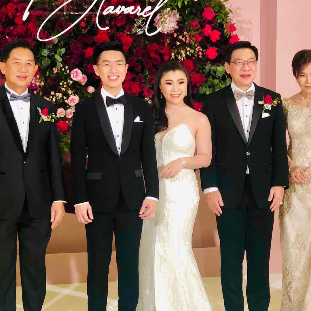 五箇公貴のインスタグラム：「十数年来のタイ🇹🇭人の友人が結婚しました。感慨深いです。バンコクのホテルに来ましてが参列者800人でビビってます。しかしまもなく東京に帰らないと泣　お幸せに！　Congrats for the great wedding ！　#rpgotsolucky」
