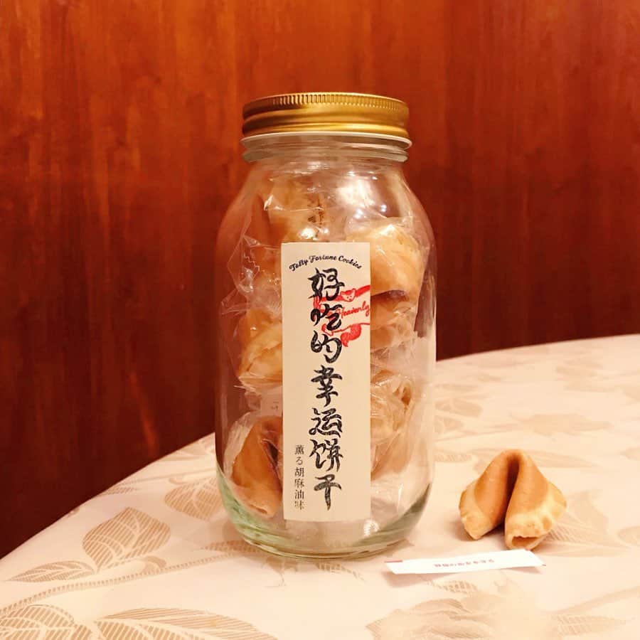 のインスタグラム：「アメリカに留学してた頃狂ったようにデリバリー中華🥡食べてたけどフォーチュンクッキーはまずいからって中の占いだけ読んで誰も殻を食べなかったな🥠でも食べものなんだから食べたいし食べられる味で世に出て欲しいぜ……ってずっと思ってたので 今回 #ちまき山脈 のラインナップとしてオリジナルのフォーチュンクッキーを作ってみました🥠 題して「おいしいフォーチュンクッキー」🥠✨ @mimosa_ginza  @chukakana と試行錯誤しながら生地に胡麻油を入れ香ばしく食べ飽きないフォーチュンに仕上げました🥠🤝 クッキーの中には"何かを感じる食のメッセージ"が潜んでおります 100種類くらい書いたよ笑 ぜひお友達とかみんなで楽しんでほしいです🔥🔥🔥 瓶の中にはちまき山脈のステッカーも入っててお土産にもぴったりな気がしております🥠🥠🥠小磯さんの題字も最高🥠 ༺༺༺༺ #ちまき山脈 presents 《おいしいフォーチュンクッキー 薫る胡麻油味》 一瓶 1900円(税抜) 渋谷PARCO 1F @comingsoon_shibuya #HIRANOFOODSERVICE にて11/22-28販売🥠🌹🐉」