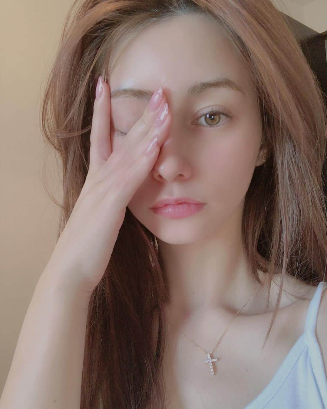 ダレノガレ明美さんのインスタグラム写真 - (ダレノガレ明美Instagram)「塩分取りすぎた朝は 顔が浮腫むね… 目もパンパン😳 塩分の取りすぎには注意ですね🙄 寝起き海外の子供みたいって言われるし、 寝るとき冬でもキャミソールな人🤣 母親は私の寝起きが好きだから一人暮らしなかなか許してくれなかったの🤣」11月16日 21時31分 - darenogare.akemi