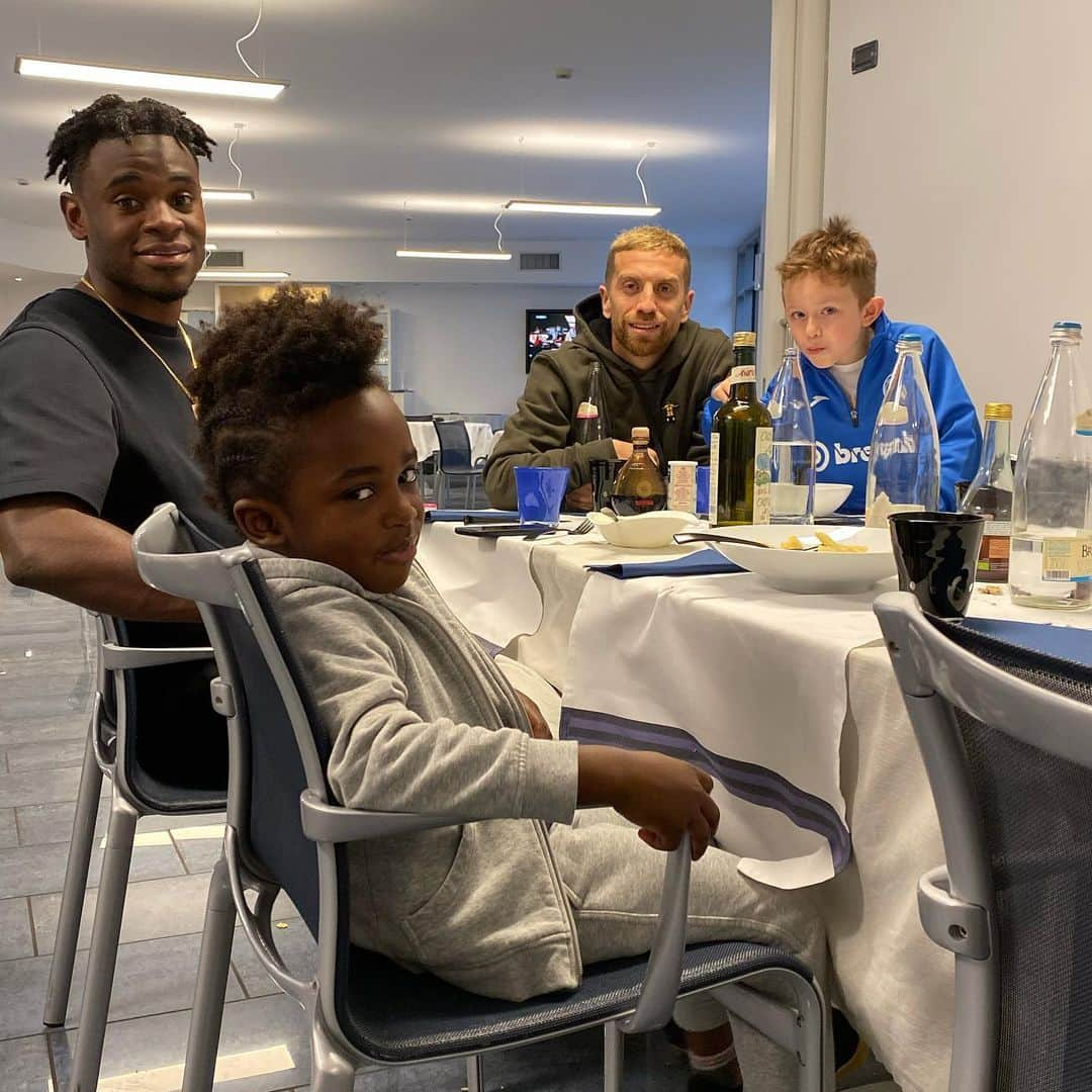 アレハンドロ・ゴメスさんのインスタグラム写真 - (アレハンドロ・ゴメスInstagram)「@duvanzapata91 #bauti #dayton 🔵⚫️ en excelente compañía ❤️ #atalantabc」11月16日 21時33分 - papugomez_official