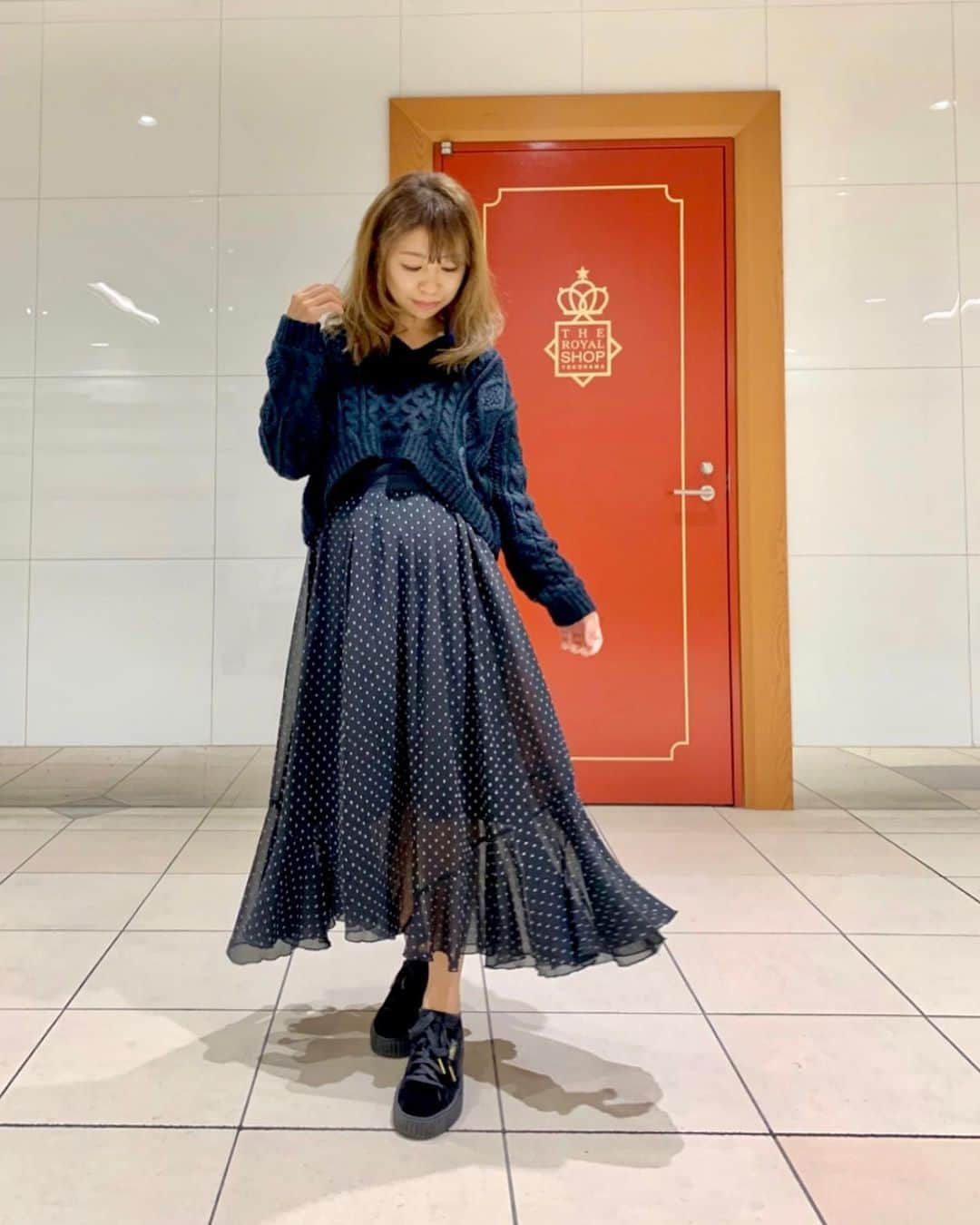 こままりえさんのインスタグラム写真 - (こままりえInstagram)「✴︎ coordinate👸 . tops…#MEU'I skirt…#COCODEAL  shoes…#PUMA . @meui.official の ショート丈ケーブル編みニットは 可愛くも大人っぽくも使えて好き👀✨ 個人的にケーブル編みってすごく好きで ちなみにバックはリボン編みです🎀 . ロングスカートに合わせると 脚長効果があって嬉しい〜😆💡 私みたいなおチビさんには かなりのお役立ちアイテムです💓💕 . #fashion #coordinate #ootd #outfit #code #mamacode #152cm #まりえコーデ #コーディネート #コーデ #ママコーデ #ママファッション #秋服 #秋ファッション #秋コーデ #低身長 #重ね着 #体型カバー #韓国ファッション #韓国ファッション通販 #韓国通販 #秋冬コーデ #大人カジュアル #プチプラコーデ #ケーブルニット #ケーブル編み #ミィウィー」11月16日 21時37分 - komamarie