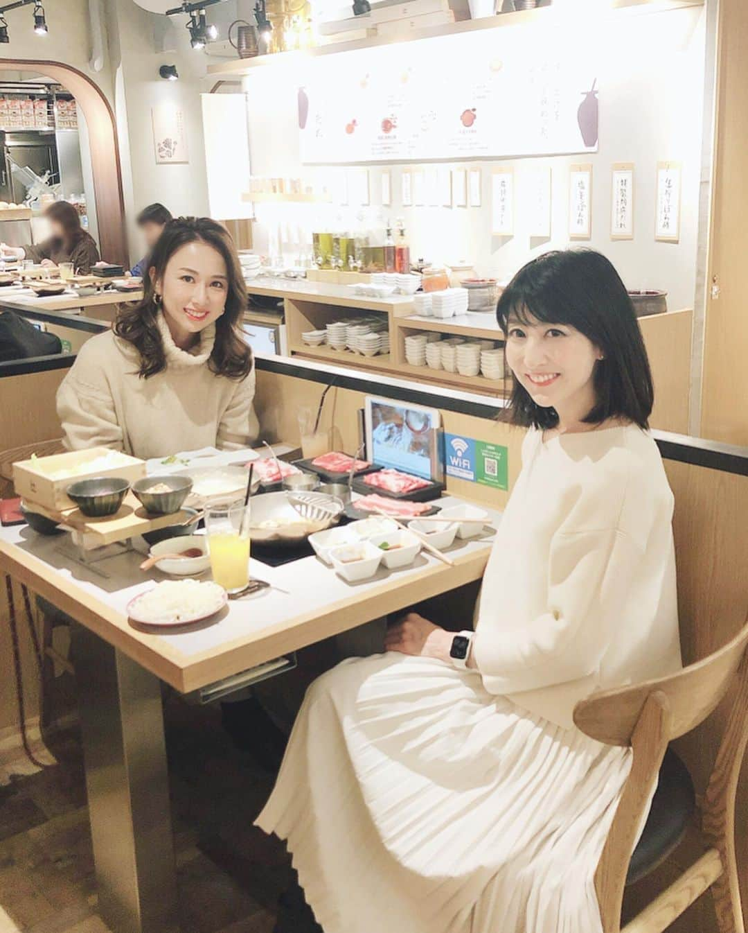 土屋香織さんのインスタグラム写真 - (土屋香織Instagram)「ꕥ. まさかまさか❣️ こんな美味しくて素敵なお店が 渋谷の中心にあるなんてびっくり🥰❣️ リピ決定♡ . しゃぶしゃぶれたす 渋谷センター街店 @letus_shibuyacentergai “一人一鍋十人十鍋” がコンセプトの 新感覚のしゃぶしゃぶ屋さん🍲 1人1つずつお鍋があって それぞれ好きなお出汁をえらべるの✨ 私は【極み和出汁】 @maako_hinahina ちゃんは【クリーミー豆乳だし】 （↑生湯葉がふわふわ浮き出てきて美味しかった🥰） タンしゃぶは初体験！ 豚も牛も鶏もつみれもあるし （つみれは生姜たっぷりで私のイチオシ！） お野菜もカラフル♡ しかもつけだれも種類豊富で トッピングも色々あるからものすごいたくさんの組み合わせでいろんな食べ方ができるの🥰 プリプリの餃子は麻辣中華だれとパクチーとピーナッツ味噌で更にナッツトッピングして食べたり 牛肉をはちみつ醤油たれと卵ですき焼き風に食べたり トリュフ塩やトリュフオイルまで揃ってます♡ 〆のごはんや中華麺やうどんとか サイドメニューも野菜チップスとかクリームチーズのポテトサラダとか色々だし、もちろんデザートもあって なんと全部食べ放題👏🏻 ソフトドリンク飲み放題もフルーツジュースのラインナップ豊富なのが💮 . 大人数で一つの鍋を突くのって実は私あんまり好きではないので、自分専用の鍋でしゃぶしゃぶが楽しめるこのお店はすごーくうれしかった⸜(๑⃙⃘'ᵕ'๑⃙⃘)⸝⋆︎* 平日ランチライムがとってもお得でゆったりできたので絶対また来ます♡ 子供料金もあるから子連れで利用できるのも助かるなぁ👩‍👧‍👧 まあこちゃんおもしろくてあっという間の時間でした⸜(๑⃙⃘'ᵕ'๑⃙⃘)⸝⋆︎* また遊ぼうね♡ . . . #しゃぶしゃぶ #しゃぶしゃぶれたす #渋谷 #渋谷ランチ #女子会 #ママ会 #pr #渋谷グルメ #センター街 #ヘルシーランチ #しゃぶしゃぶれたす渋谷 #しぶやしゃぶしゃぶ #東京グルメ #肉スタグラム #ビアスタグラム #肉テロ #肉食女子 #肉食 #retrip_tokyo #お肉大好き #retrip_gourmet  #グルメな人と繋がりたい #食べるの好きな人と繋がりたい #genic_mag #mineby3mootd #kurashiru #locari #mery #4yuuu #ルトロン」11月16日 21時38分 - kaorintsuchiya