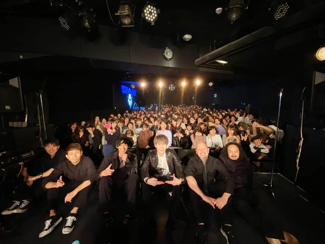 向山毅さんのインスタグラム写真 - (向山毅Instagram)「#UNITLIVE #キマタトタケシ #名古屋公演 #SPADEBOX #2019年 #11月16日  キマタトタケシ的２公演目が無事に終わりました！！ 会場いっぱいにたくさんのCollarsの皆さんがお越し下さり、 初めてライブに来て下さった皆さんや、 遠征して来て下さった皆さんも沢山いらっしゃり、 皆さんが最初から最後まで、ずーっと盛り上がってくれて、 叫んで一緒にフリしてくれて、  今日もCollarsとそしてKids Collarsの皆も沢山来てくれて、 お母さんCollars、同年代Collarsの皆の 最幸の笑顔が会場中沢山見れて、 ほんとにほんとに嬉しかったです！！ 東京公演も名古屋公演もみんなから無茶苦茶パワーもらいました！！ そして、最幸のバンドメンバーの皆さんのサポートがあり、 身体中に響き渡るそれぞれの楽器が僕をもっともっと感化してくれました🎹🎸🎸🥁 たっきー、馬谷さん、高尾さん、山田さん、いつも最幸の演奏をして下さりありがとうございます😊 最幸のバンドメンバーさんに支えられ、 大好きな歌を大好きなCollarsの皆さんに届ける事が出来て、 こんなに幸せな時間って他にはないってくらい、あっという間に終わってしまったライブでした！！ 僕達は11月24日の福岡公演でキマタトタケシ的FINALになります。 早い。寂しい。 集合写真。ここに居てくれた一人一人にありがとう！！ 福岡公演、そして12月6日のFINAL公演を最幸の締め括りに出来るように、最後まで全力で音を楽しんでお届けしたいなと思います！！ そして毎度のことながら、きまっちゃん今日もありがとう！！ 福岡も対照な２人で楽しもう〜😁 また今日の映像を確認して、反省会しなきゃ🔥 今日は本当にありがとうございました！！！！！！ みなさん気を付けて帰って下さいね〜！！ 道中、頂いたプレゼントとお手紙を読みながら帰ります🚄  #SOLIDEMO #Collars #向山毅 #木全寛幸 #artist #vocalist #singer #LIVE #バンド」11月16日 21時38分 - take_solidemo