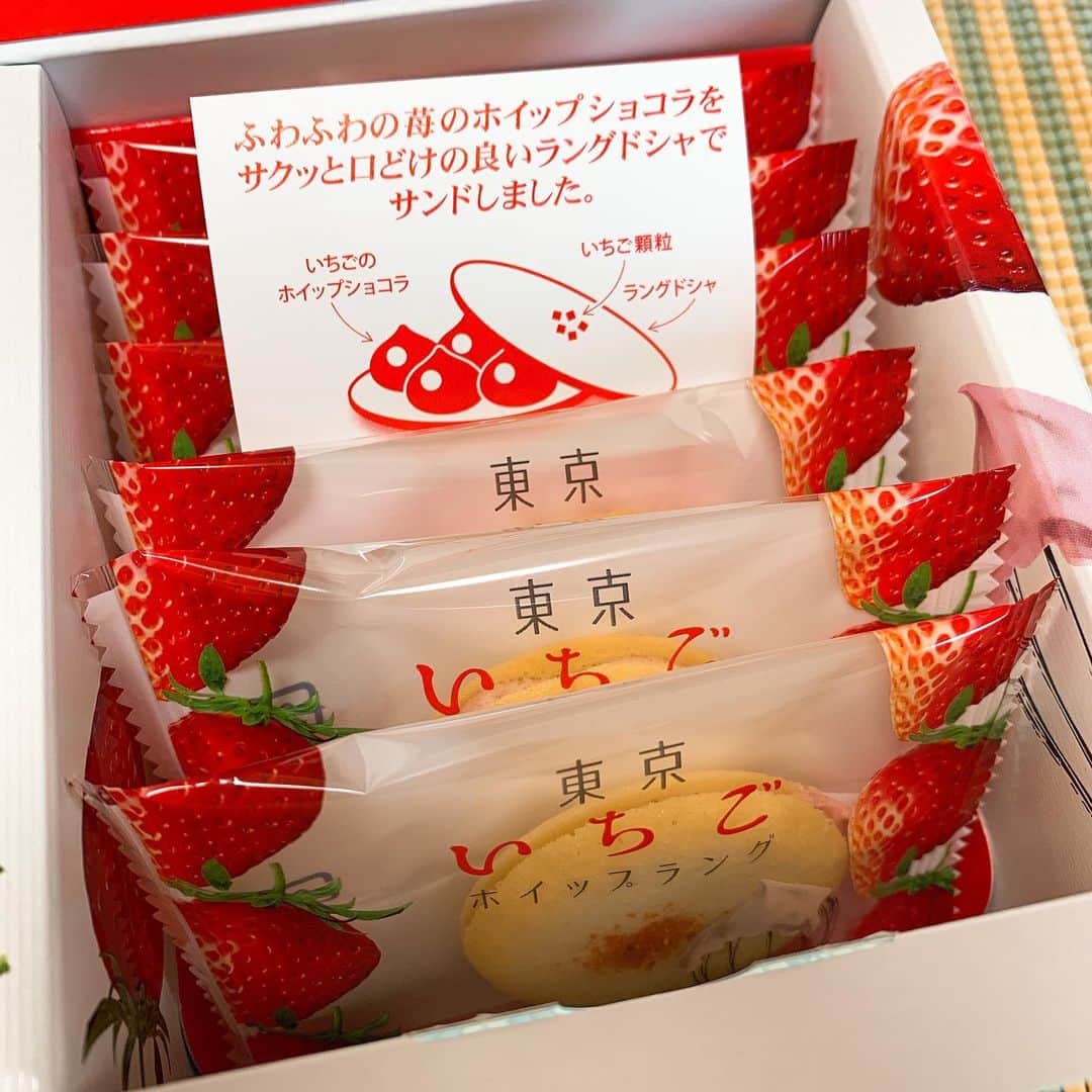 彼方茜香さんのインスタグラム写真 - (彼方茜香Instagram)「サクサク♥ 送っていただきました(^^)v  #東京いちごホイップラング @tokyo_oraikan  #大阪さくさくワッフルダブルチョコ @3939osaka  冬はホットコーヒーとちょっとチョコ食べたくなる。 甘いものが食べたくなる。 ほんのチョコっと。チョコチョコと。。。 #東京土産 #大阪土産 #いちご #ラングドシャ #tokyo #さくさくワッフル #新大阪駅 #osaka  #美十 #美十公式アンバサダー #京ばあむ #生八ツ橋 #チョコチョコっと」11月16日 21時40分 - serikaochikata