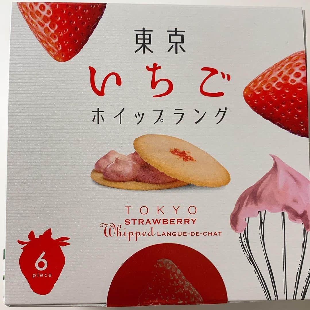 彼方茜香さんのインスタグラム写真 - (彼方茜香Instagram)「サクサク♥ 送っていただきました(^^)v  #東京いちごホイップラング @tokyo_oraikan  #大阪さくさくワッフルダブルチョコ @3939osaka  冬はホットコーヒーとちょっとチョコ食べたくなる。 甘いものが食べたくなる。 ほんのチョコっと。チョコチョコと。。。 #東京土産 #大阪土産 #いちご #ラングドシャ #tokyo #さくさくワッフル #新大阪駅 #osaka  #美十 #美十公式アンバサダー #京ばあむ #生八ツ橋 #チョコチョコっと」11月16日 21時40分 - serikaochikata