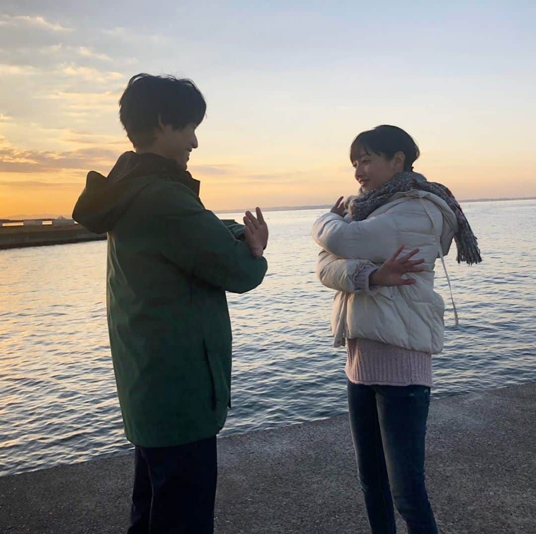 のインスタグラム：「#みこと✍️ 第6話ご視聴ありがとうございました🌼 いかがでしたか？ * あの日の景色、沙羅の涙は一生忘れない。 沙羅を好きになれて本当に幸せ。 運命は受け入れて、立ち向かうんだ。 諦めてなんかいない…30年、50年先まで沙羅と一緒にいたい。 * 見逃してしまった方、何度でも観たい方は💁‍♂️💁‍♀️💁 #tverで配信中 #パラビでも配信中 #第1章をおさらいしたい方は #youtubeでダイジェストも観られます #つまりまだまだ間に合う✌️✌️ * #はしゃぐ花巻家🏠 #夕陽バックに手押し相撲🥳 #混ざりたいくらい楽しそう  #twitterでは更に熱い戦い📸を見られるよ #4分間のマリーゴールド #よんまり #第7話は11月22日金曜よる10時 #福士蒼汰 #菜々緒 #tbs」