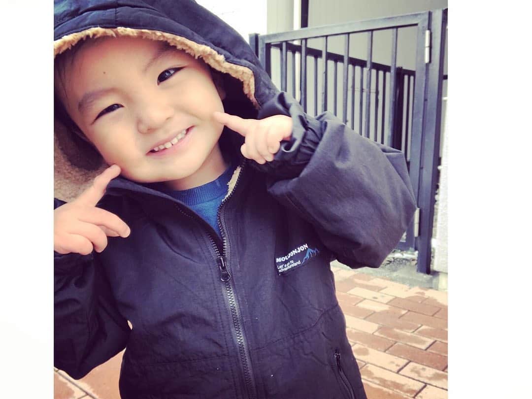 大西暁子さんのインスタグラム写真 - (大西暁子Instagram)「♡﻿ ﻿ 予想以上に早かった冬の訪れに﻿ 急いで冬用のコートを買いに行ったよ😳﻿ ﻿ 初の120サイズ！﻿ 丈は長いがロングコート的に着られて長く使えそう🥰﻿ ﻿ 雪の降る空気とにおいがたまらなく好き❄️✨﻿ ﻿ #札幌　#積雪　#雪　#澄んでます」11月16日 21時45分 - akiko_onishi11