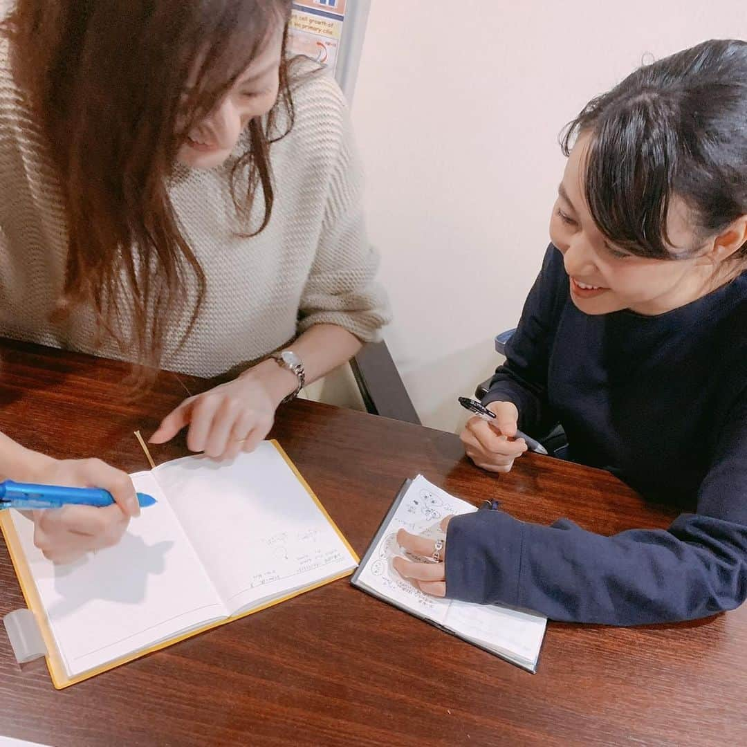 高橋麻美さんのインスタグラム写真 - (高橋麻美Instagram)「久しぶりにまゆこさんに会ったー😍  なんと、私たちでデザインしたグッズを販売することになりました✨パチパチパチ✨✨ みんなどんなモノだったら欲しい？ どんなデザインだったら嬉しい？  #original#design#女子アナ47 #caster」11月16日 21時45分 - charmy421