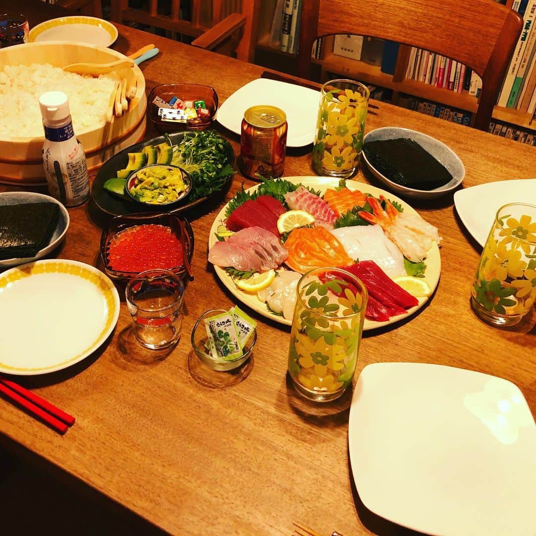 水谷さるころさんのインスタグラム写真 - (水谷さるころInstagram)「手巻き寿司パーリーだー！😂🥰✨🇱🇰」11月16日 21時48分 - salucoro
