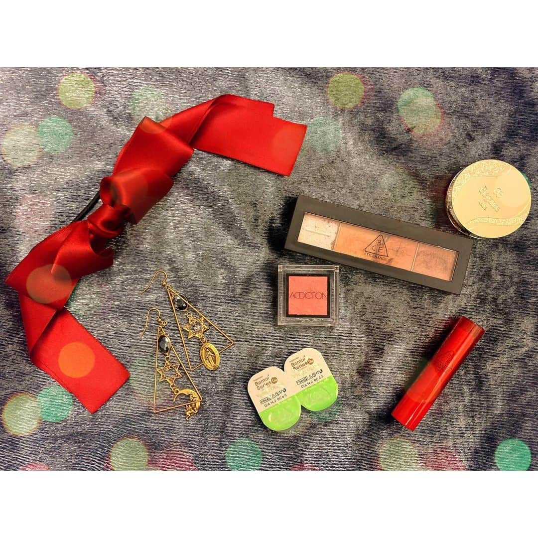 小島みなみさんのインスタグラム写真 - (小島みなみInstagram)「. . 今日のメイク道具💄 . ライブでエニグマ衣装きたから それに合わせてメイクしたよ😋 . . #アイシャドウ はとにかくピンク . 🎀 #アディクション ザアイシャドウ 099  ラメがよき！ステージの上でキラキラさせたいの！ . 🎀 #3ce #eyeshadow palette #upclose  毎日これ使ってる！ピンクブラウンかわええ！ . . . #リップ はやはり赤 . 🎀 #3ce #RED 韓国語読めないからこれが品番が謎 ちゅるるんって質感で乾燥知らず！発色◎ これ実は全色もってる . . . #チーク はぱきっとピンクちょんちょん . 🎀 #エレガンス スリークフィス N PK102 #クリームチーク で持ち最高 発色最高◎ . . . #カラコン はグリーンでお人形さん気取り . 🎀 #バンビシリーズ  #vintageolive  目が痛くならない ライブの日くらい男ウケより自分ウケ . . アクセサリーは 韓国で買った赤いリボンと #brooklyncharm で衣装にあわせて作った ピアスをつけました💫 . . . #ピンクメイク #赤リップ #衣装に合わせて #elegance #addiction #bambiseries #メイク #メイク道具 #makeup #コスメ #cosmetics #cosme #cheek #lip #lipstick #アイメイク」11月16日 21時50分 - kojima_minami_373