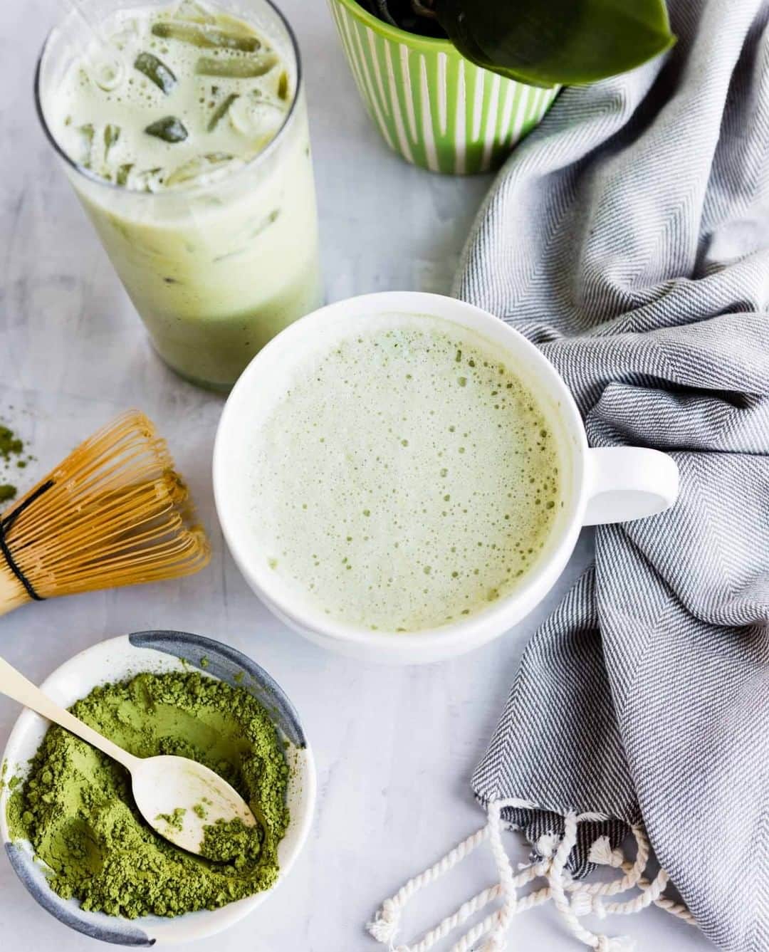Simple Green Smoothiesさんのインスタグラム写真 - (Simple Green SmoothiesInstagram)「The BEST plant-based MATCHA LATTE! 🍃This plant-based matcha latte can help boost metabolism, burn calories, calm the mind, enhance mood and concentration, and relax the body. Pretty awesome stuff, right?⁠ ⁠ PLANT-BASED MATCHA LATTE / serves 1⁠ 1 cup plant-based milk⁠ 1 1/2 teaspoons matcha powder⁠ 1/4 cup boiling water⁠ 1/2 teaspoon pure vanilla extract, optional⁠ ⁠ 1. Place the plant-based milk into a small saucepan and heat gently until very hot, but not boiling.⁠ 2. Meanwhile, place match powder into a mug and whisk in 1/4 cup boiling water to make a paste.⁠ 3. If using vanilla, stir into the hot plant-based milk. For a frothy texture, place plant-based milk into a blender and blend for 10-15 seconds on high. Or use the matcha whisk to froth the milk by hand.⁠ 4. Pour the plant-based milk into the mug with the matcha tea, adding any foam to the top. Drink immediately.⁠ ⁠ #matcha #matchalatte #plantbased #plantbasedmilk #simplegreensmoothies #healthydrinks #healthybeverage #plantbaseddrink #plantbasedbeverage」11月16日 22時00分 - simplegreensmoothies