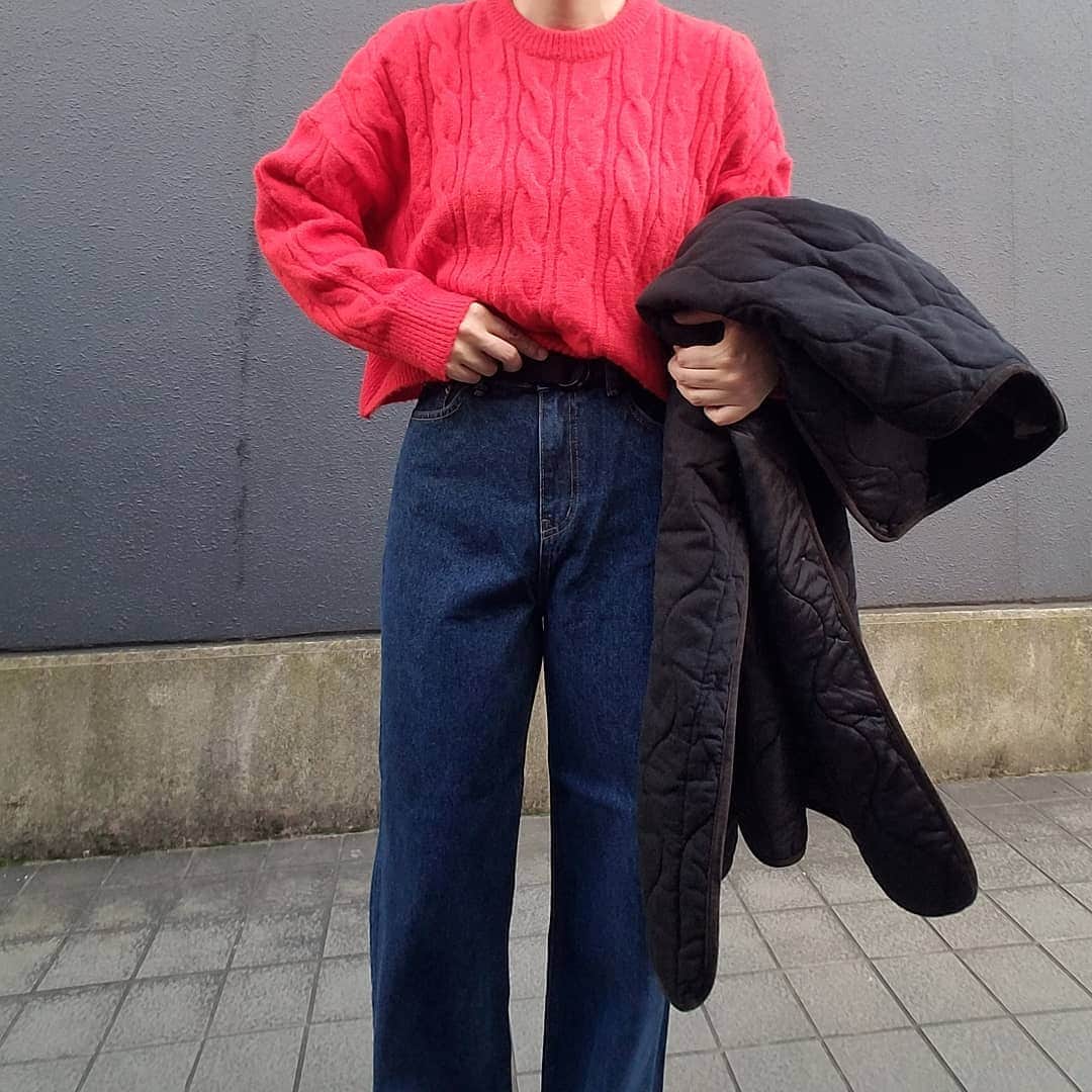 のインスタグラム：「*** 寒かったり暖かかったり忙しいですね  この前寒かった日 冬の赤ニット好きです♡	 ノーちくちく←大事 デニムとの相性も◎ ハイウエストで少しでも足長風に キルティングライナーは薄手に見えて凄く暖かいです 袖のリブもお気に入り 全部 @baon_jp . . . 11/18まで新規会員登録で８%OFFクーポンプレゼントのキャンペーンをやってのでチェックしてみてください☑️ #pr#baon#dailylook#coordinate#バオン#古着女子#韓国ファッション#今日のコーデ#コーディネート#韓国通販」