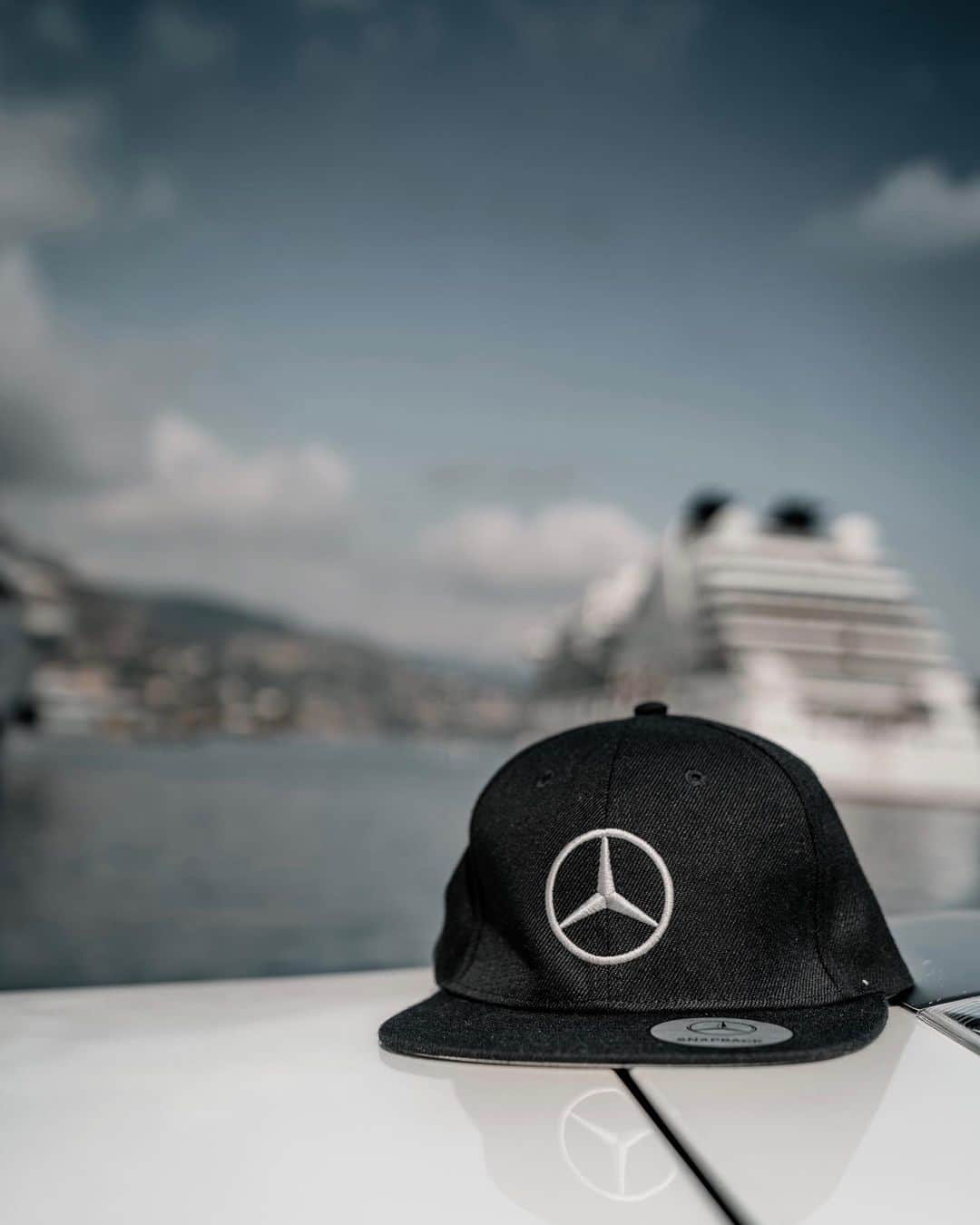 メルセデス・ベンツさんのインスタグラム写真 - (メルセデス・ベンツInstagram)「Come sun, wind or rain, the Mercedes-Benz flat brim cap offers reliable protection and makes ideal leisure wear. Perfect for every trip. Get yours now! 🧢 #MercedesBenz #EClass #MBsocialsales #fashion #style #car #carsofinstagram #instacar 📸 @_n.k__ for #MBsocialcar」11月16日 21時55分 - mercedesbenz