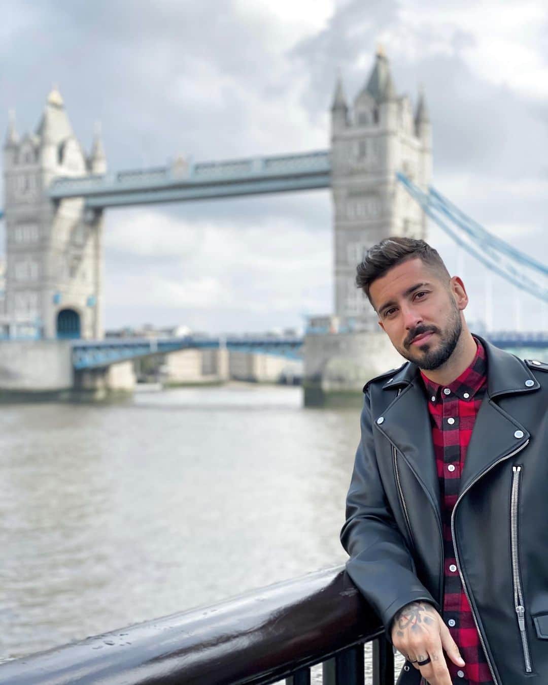 アルバロ・バディージョのインスタグラム：「City strolls.」