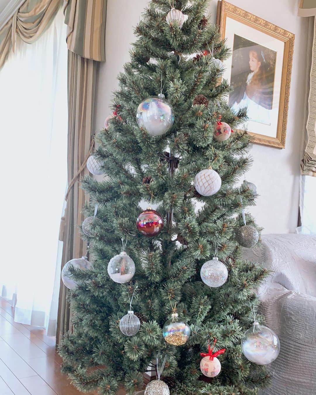水谷雅子さんのインスタグラム写真 - (水谷雅子Instagram)「クリスマスツリー20年ぶりに購入しました🌲 初めに花屋さんで本物のもみの木を見てから、 ショピングモールを3軒ほど周りました。 ツリーの種類も結構色々ありましたよ。 でも初めから温かみあるツリーで！て決めていましたからね😉 飾り付けはイメージがよく分からないので、 とりあえず少しだけ購入しました。 これから増やしていこうと思っています🎄 #クリスマスツリー #クリスマス#もみの木 #クリスマスツリー飾り付け  #温かみのあるクリスマスツリー #水谷雅子#水谷雅子beautybook50の私」11月16日 21時59分 - mizutanimasako