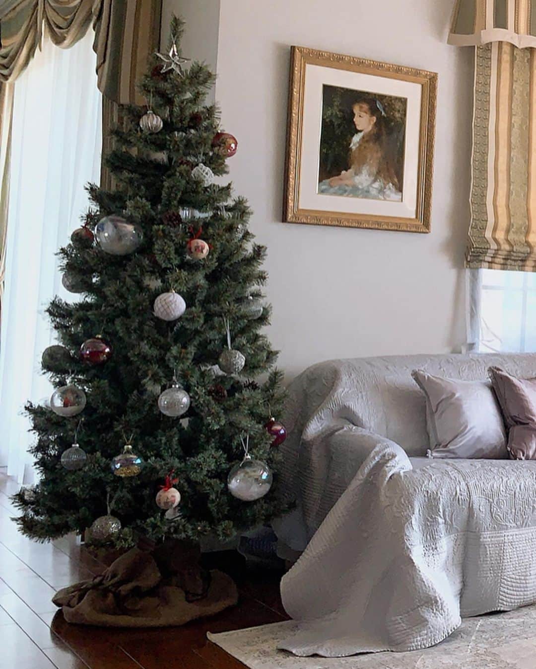 水谷雅子さんのインスタグラム写真 - (水谷雅子Instagram)「クリスマスツリー20年ぶりに購入しました🌲 初めに花屋さんで本物のもみの木を見てから、 ショピングモールを3軒ほど周りました。 ツリーの種類も結構色々ありましたよ。 でも初めから温かみあるツリーで！て決めていましたからね😉 飾り付けはイメージがよく分からないので、 とりあえず少しだけ購入しました。 これから増やしていこうと思っています🎄 #クリスマスツリー #クリスマス#もみの木 #クリスマスツリー飾り付け  #温かみのあるクリスマスツリー #水谷雅子#水谷雅子beautybook50の私」11月16日 21時59分 - mizutanimasako