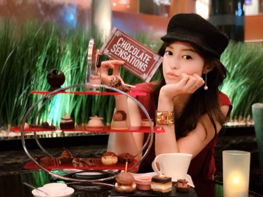 小林涼子さんのインスタグラム写真 - (小林涼子Instagram)「. 打ち合わせの8割 美味しい、しぁわーせー ばっかり言ってた気がする チョコレートリングケーキも ボンボンショコラも ルビーチョコも どれも美味しすぎた… 🥰 #チョコレートスイーツビュッフェ #chocolatesensation #chocolateafternoontea 🍫 #美味しい  #anaインターコンチネンタルホテル東京 #スイーツ #アフタヌーンティー #もぐもぐ #ダイエットは明日から #美容 #beauty #food #eat #chocolate #ana #tokyo #tokyosweets #afternoontea  #먹스타그램 #식사  #吃 #很好」11月16日 22時09分 - ryoko_kobayashi_ryoko