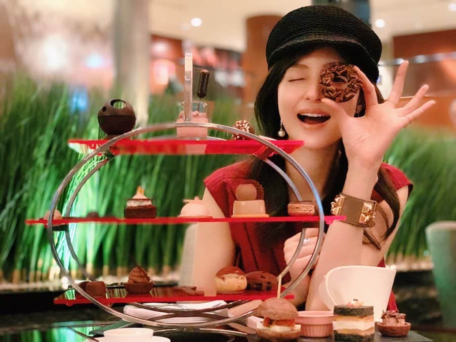 小林涼子さんのインスタグラム写真 - (小林涼子Instagram)「. 打ち合わせの8割 美味しい、しぁわーせー ばっかり言ってた気がする チョコレートリングケーキも ボンボンショコラも ルビーチョコも どれも美味しすぎた… 🥰 #チョコレートスイーツビュッフェ #chocolatesensation #chocolateafternoontea 🍫 #美味しい  #anaインターコンチネンタルホテル東京 #スイーツ #アフタヌーンティー #もぐもぐ #ダイエットは明日から #美容 #beauty #food #eat #chocolate #ana #tokyo #tokyosweets #afternoontea  #먹스타그램 #식사  #吃 #很好」11月16日 22時09分 - ryoko_kobayashi_ryoko