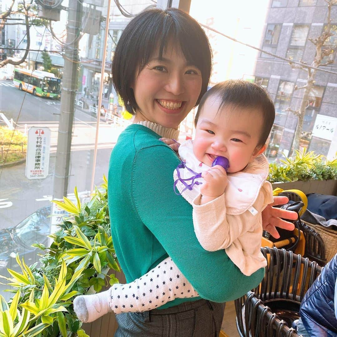 庄司ゆうこさんのインスタグラム写真 - (庄司ゆうこInstagram)「今日はビックサイトで大手企業様の大運動でヨガをやらせて頂きました🌟 1000人くらいの方が受けてくれましたよー😊 司会者の方と掛け合いトークもしながら、たくさん喋れて面白かった^_^ 有名なお笑い芸人さんもゲストで来ていたりとかなり豪華な運動会でした🤣 7枚目は岡山から大好きなマキさんが息子さんと東京に来てくれたのでももちゃん初めて抱っこしてもらいました💖次回の岡山出張も来年4月に決まっているから楽しみだなぁー🌟 #大運動会#運動会#運動会ヨガ#東京ビックサイト#貸し切り#大イベント#アシスタント#えりな先生#朝早くから#ありがとう❤️#ヨガウェア#リアルストーン#realstone_crew #realstone」11月16日 22時04分 - yuko.shoji