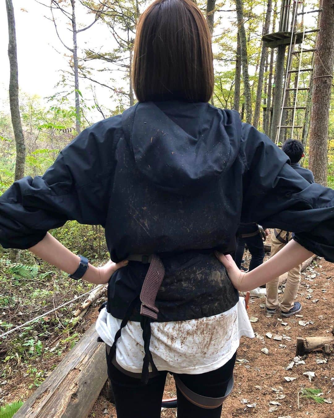 佐藤栞里さんのインスタグラム写真 - (佐藤栞里Instagram)「. 休日のみとしお旅は とてもとてもアクティブです🚗 美味しい空気をいっぱい吸って ターザンで大きな声を出して 着地に失敗して泥だらけになりながら大笑いして！ 帰り道はしばらく渋滞のど真ん中にいたけれど😳 みとちゃんとのお話が尽きなくて 思い返せばあっという間でした☘️ みとしお旅、、次回はいずこへ✨ #初級コースと上級コース #選べるルートがいくつかあってね #私は迷わず初級コース #みとちゃんは迷わず上級コース #クリアするたび周りの方からの拍手喝采👏🏻 #やっぱりみとちゃんかっちょいいな☺️」11月16日 22時05分 - satoshiori727