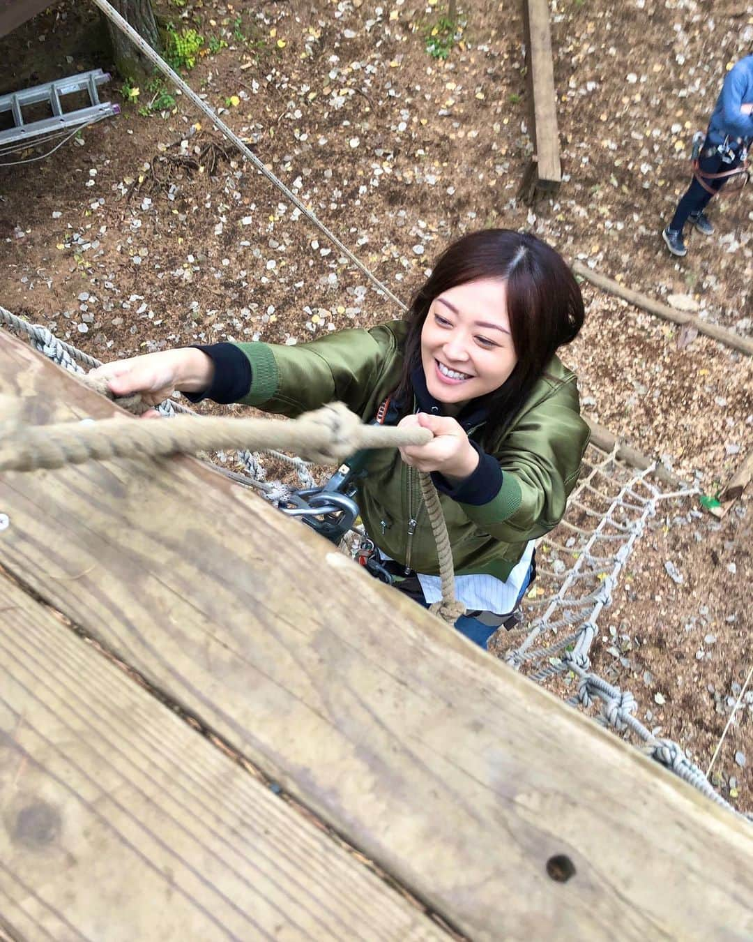 佐藤栞里さんのインスタグラム写真 - (佐藤栞里Instagram)「. 休日のみとしお旅は とてもとてもアクティブです🚗 美味しい空気をいっぱい吸って ターザンで大きな声を出して 着地に失敗して泥だらけになりながら大笑いして！ 帰り道はしばらく渋滞のど真ん中にいたけれど😳 みとちゃんとのお話が尽きなくて 思い返せばあっという間でした☘️ みとしお旅、、次回はいずこへ✨ #初級コースと上級コース #選べるルートがいくつかあってね #私は迷わず初級コース #みとちゃんは迷わず上級コース #クリアするたび周りの方からの拍手喝采👏🏻 #やっぱりみとちゃんかっちょいいな☺️」11月16日 22時05分 - satoshiori727