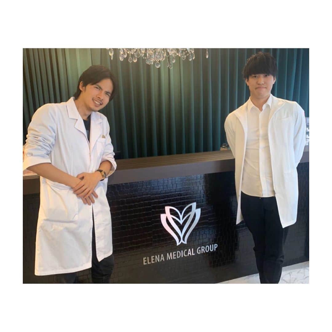 美容整体師川島さん。のインスタグラム：「カリスマ美容外科医の細井先生と👨🏻‍⚕️ @ryuhosoi . 撮影協力:エレナクリニック @elena__clinic  #整体KAWASHIMA #代表取締役 #川島悠希 #美容整形」