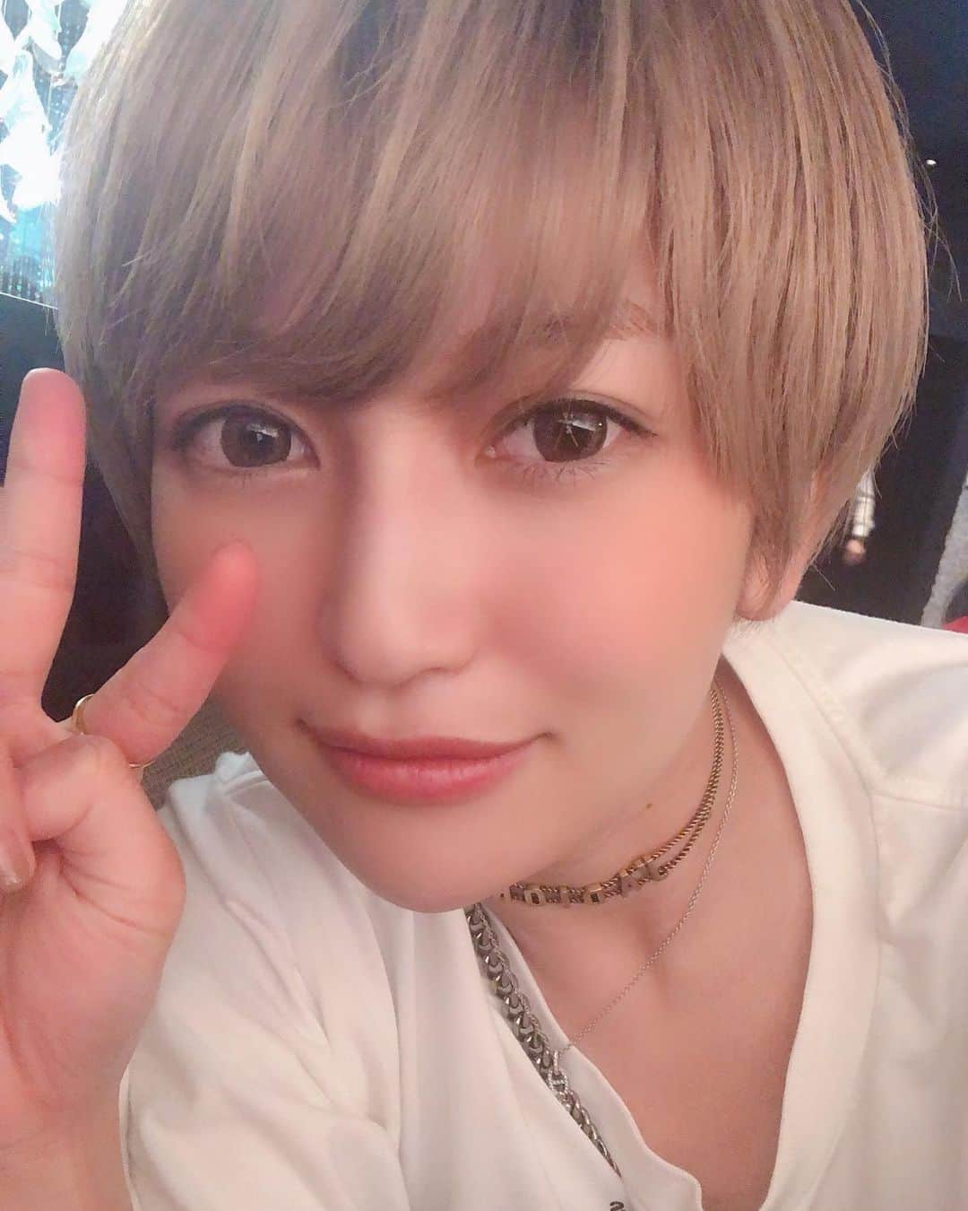 かおるやまさんのインスタグラム写真 かおるやまinstagram 明るいのと暗いのどっちが好き ですか 髪 髪色 ヘアカラー ハイトーン ショート ショートヘア 短髪 金髪 Dior チョーカー Mm6 Tシャツ 自撮り 写メ 写真 11月16日 22時18分 Hinata Kaoru Fs