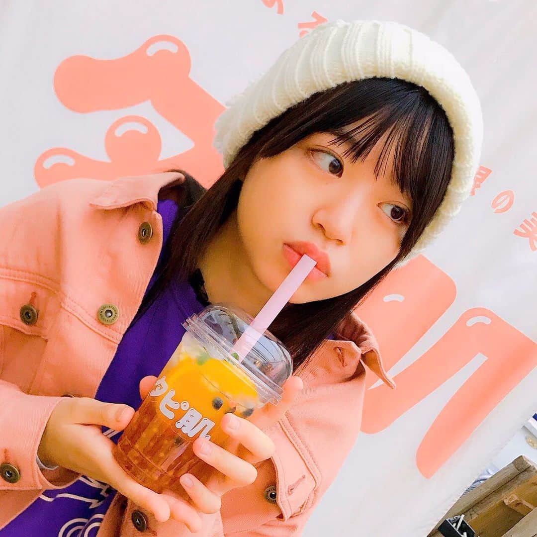 吉田万葉のインスタグラム：「島根のタピ肌をお行儀良くいただきました 笑笑 ジンジャーとフルーツに蜂蜜のタピ🍎🍊 玉造温泉の足湯もあってぽかぽか♨💭写真ないけど〜 笑  #島根 #美肌 #タピ肌 #タピオカ #表参道 #jk #jk1 #outfit #秋コーデ #girl #Instagram」