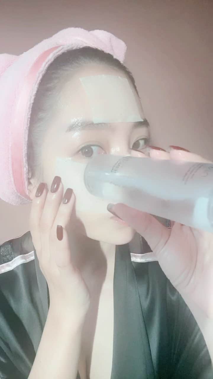 megbabyのインスタグラム：「まず朝は水洗顔後、 ①PHトナー(チルスキン) コットンパック10分 夜は、AHAエッセンスをプラス！(角質を柔らかくしてくれるので朝コットンで拭き取るとスルッと毛穴の黒ずみ取れたりします😳) ②PHアンプル(私は首まで塗るので2プッシュ) ③cicaアンプル(赤みの気になる部分に) ④PHクリーム(たーっぷり首もボディも塗っちゃってます🤣✨) その後、トーンアップクリーム、日焼け止めクリーム(順番はどちらでも問題ないです☺️)毛穴や凹凸が気になる方は日焼け止めのあとメイク下地としてTUクリームを塗ることオススメします✨ シミや美白効果を高めたい方はTUクリームを先に塗ることをオススメです✨ @megood__beauty #MEGOODBEAUTY」