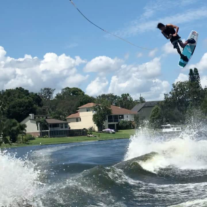 手塚翔太のインスタグラム：「Well this is why I love wakeboarding😂 Clips from almost year ago some reentry hits with the boys @harleyclifford @coryteunissen 😂👌🏻 What’s the next step boys?lol」