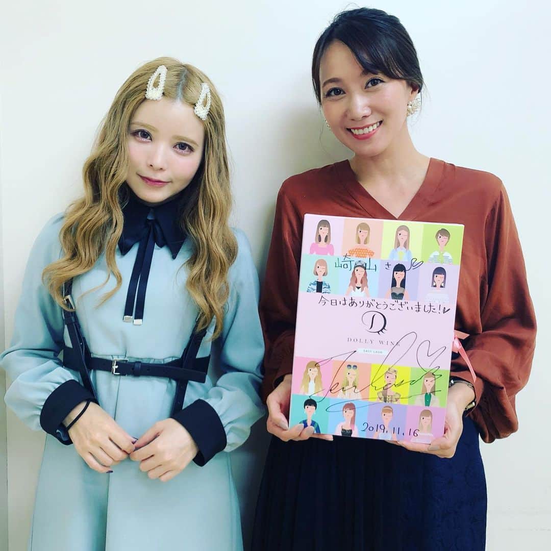 のインスタグラム：「本日は、おもと会創立60周年記念 omoto talks!にて司会を務めさせていただきました🎤  クロストークのゲストに益若つばささん。 モデルのみならず、プロデュースで大活躍する益若さんを掘り下げさせていただきました。  そして、講演には小惑星探査機【はやぶさ】でプロジェクトマネジメントを務められました川口淳一郎さん。  大きなプロジェクトには様々な業種の方がいらっしゃる中、まとめるチカラを感じました。  お2人からは、チャレンジする方には、リスクは付き物。 しかし、どんなに苦労があっても成功や新たな発見で、その苦労が報われると。 特にチームプレーが大事ということを教わりました‼︎ ((もっともっと深く細かいところまで教わりました)) 大変貴重な機会をくださった皆様、ありがとうございました✨  おもと会創立60周年おめでとうございます㊗️ そして益若つばささんプロデュースの10秒マツエク😍  16種類もあるんです。 こちらがお礼をする側なのにありがとうございます😍 キューーーン！  #okinawa #おもと会 #オモトトーク！ #川口淳一郎 さん #益若つばさ さん #dollywink  #10秒マツエク」