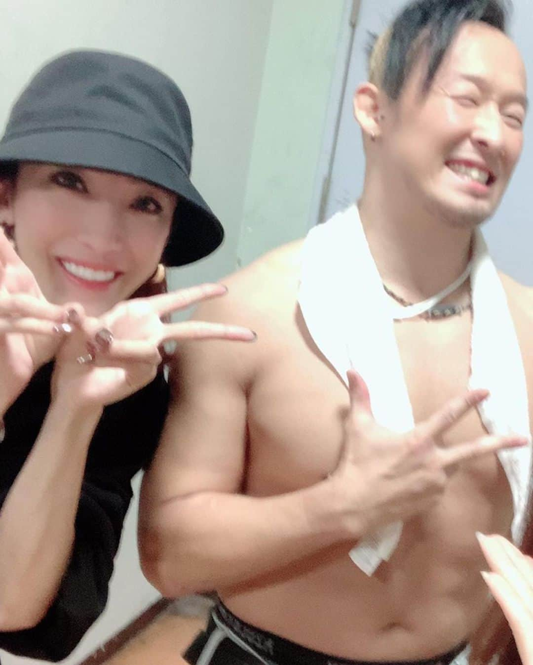 ゆしんさんのインスタグラム写真 - (ゆしんInstagram)「🤼‍♂️ 男と男の戦いを観戦。 長年の友人 @marufuji_naomichi_ の応援部隊〜‼︎ いやぁかっこよかった‼︎何度痛い瞬間を手で顔を隠したことか。 そしてまたまたびっくり勝手ながら応援している @noah_kiyomiya 選手‼︎かっこよすぎて言葉にならず。 谷口選手. @noah.hi69 選手みーーんなかっこよかった‼︎ ハラハラどきどきするけどやっぱプロレス最高‼︎ノア最高‼︎ 観戦後はゆまさんが… 男の戦いを繰り広げてました。爆笑（5枚目） ． #ちゃっかり一枚目に清宮選手 #へへへ #プロレリングノア #noah_ghc @noah_ghc」11月16日 22時28分 - yushin0725