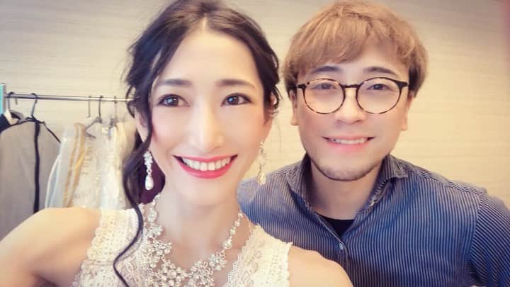 ELISAのインスタグラム：「痛恨のミス😐w  今回も最高のステージにしてくれた、半田あきのり氏！🎹&🎻ありがとうございました><💕天才すぎる。。 半ちゃんは、わたしより年下だけど、ついていきます！て言いたくなるほど、ほんとに最高に最強のプレイヤーです。  忙しい中、ほんとにほんとにありがとうございました！  また、よろしくね半ちゃん💕」