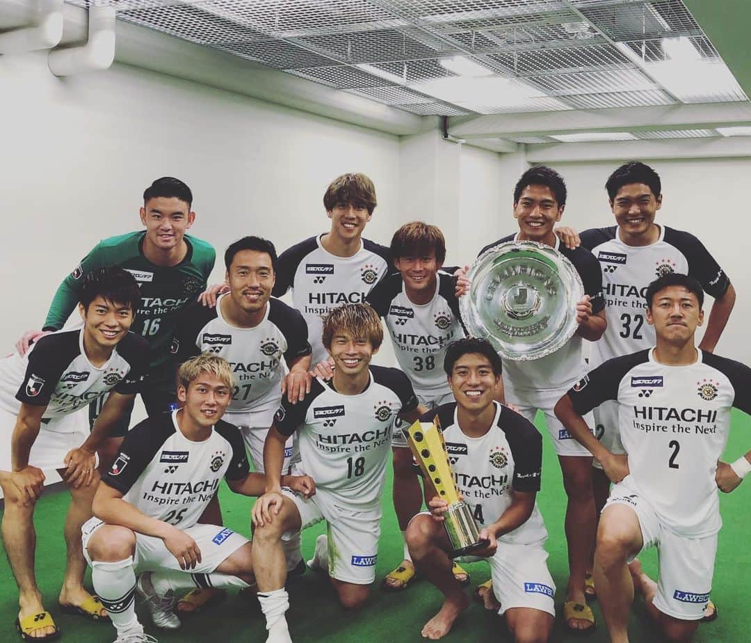 瀬川祐輔さんのインスタグラム写真 - (瀬川祐輔Instagram)「. we are the chanpion!! . 本当に嬉しい！！ 熱い熱い熱い応援、本当にありがとうございました！ レイソル最高👊👊👊 . #あと1試合 #勝って終わろう #柏レイソル #vitoria #トシのお腹 #いまいちだったみたい #顔恥ずかしがってるもん #そりゃそーだ」11月16日 22時32分 - segawa.r.18.yusuke