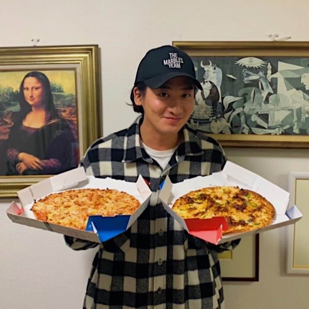 のインスタグラム：「久しぶりの宅配ピザ🍕🍕🍕 イタリア系と韓国系を1枚ずつ🔥 メニュー見てると全部食べたくなる🥺 とりあえずピザって10回言ってみる‼️ #ピザピザピザピザピザピザピザピザピザピザ」