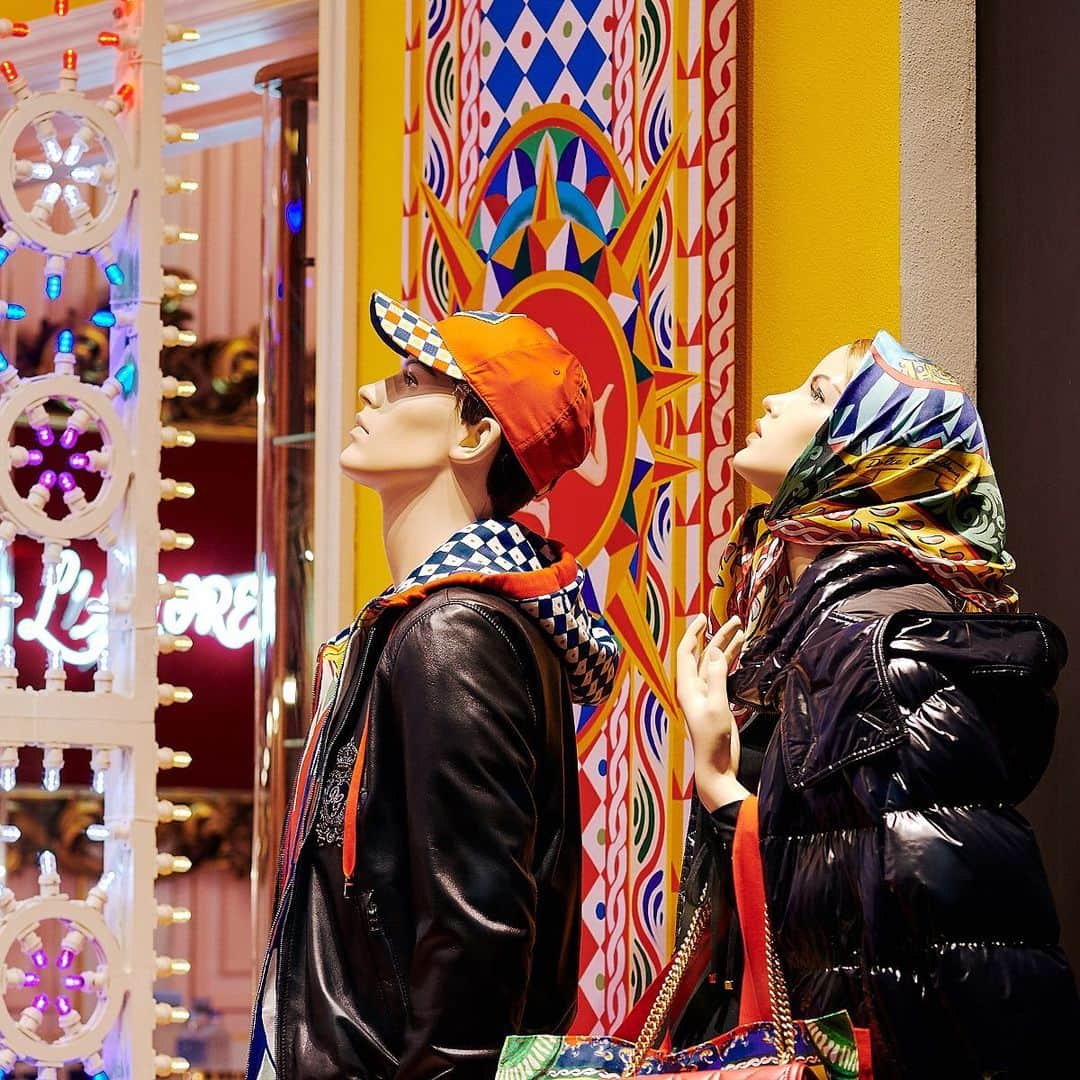 ドルチェ&ガッバーナさんのインスタグラム写真 - (ドルチェ&ガッバーナInstagram)「Get enveloped by a unique Italian holiday spirit and discover the one of a kind festive market within the boutique of Corso Venezia 7 in Milan. #DolceGabbana #DGLovesMilano #DGFamily #DGFattoAMano」11月17日 4時03分 - dolcegabbana