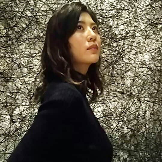 宮崎文子さんのインスタグラム写真 - (宮崎文子Instagram)「秋のたわむれ。  芸術の秋🍁 なので、@sayaka0masuda  と共に「たましいが震える」展を見に行きました。  現代アートはまだまだ不勉強なのですが、 繊細さとか緻密さとか、 表現のさらしだしかたとか、 刺激になりました。  #写真 #とりすぎ #絵になる桝田 #美術 #art」11月16日 22時43分 - fumiko.miyazaki29