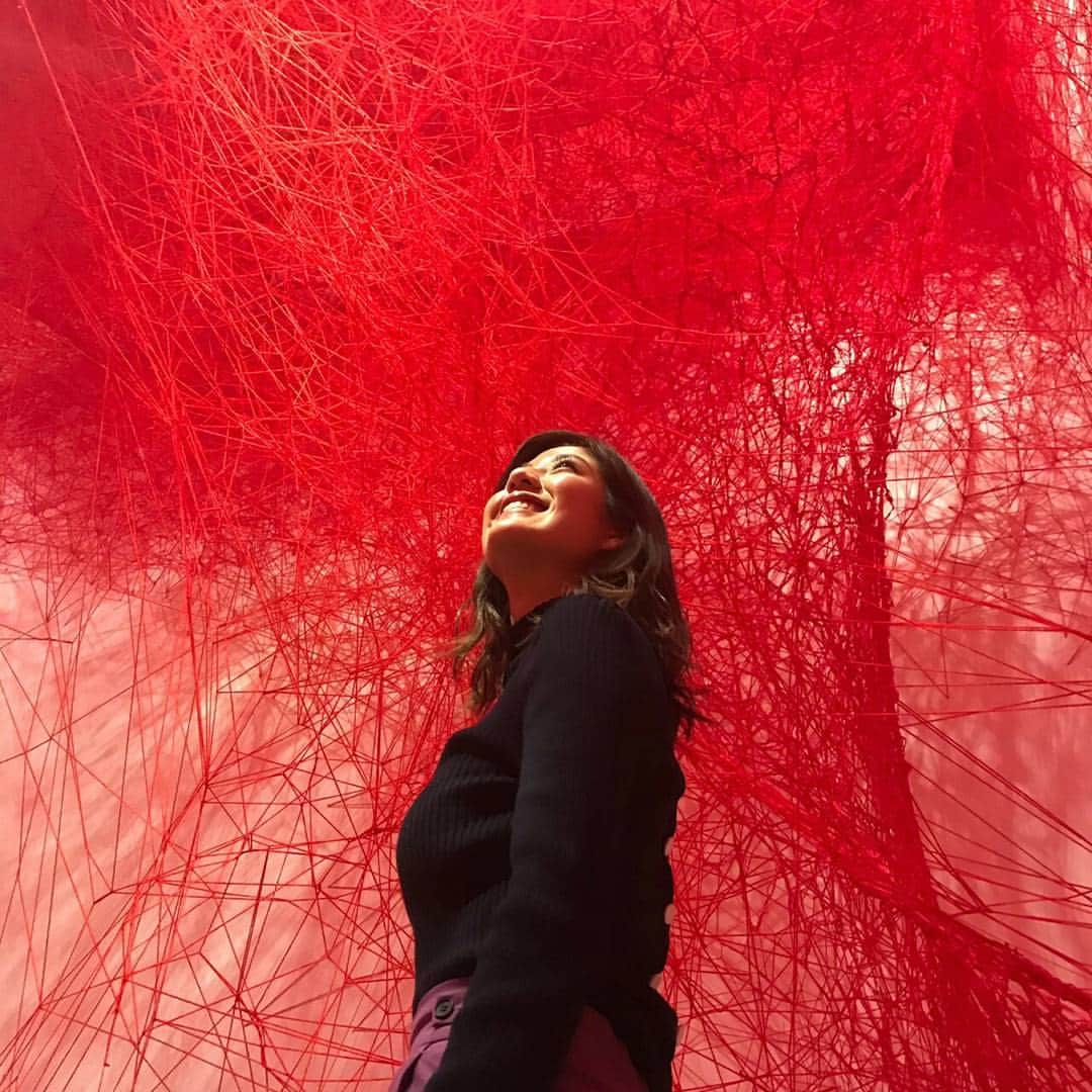 宮崎文子のインスタグラム：「秋のたわむれ。  芸術の秋🍁 なので、@sayaka0masuda  と共に「たましいが震える」展を見に行きました。  現代アートはまだまだ不勉強なのですが、 繊細さとか緻密さとか、 表現のさらしだしかたとか、 刺激になりました。  #写真 #とりすぎ #絵になる桝田 #美術 #art」