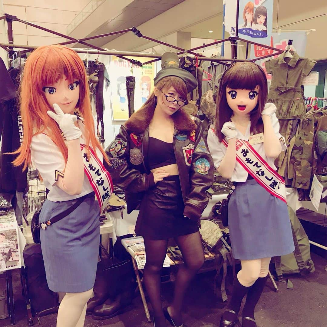 戦え‼︎ぴっちょりーなさんのインスタグラム写真 - (戦え‼︎ぴっちょりーなInstagram)「. . #kubelwagen #militaryvehicle . #ww2nurse  #nurse 今日はツインメッセ静岡で開催されている . . タミヤフェアに出展されている 🌈日本ミリタリーヴィークル協会🌈ブースで . . モデルのお仕事でしたああああ💕💕💕 ベトナム戦当時、 . . 使用されていた米軍ナース服は全て Baseexchange_okazaki💜841さん私物💜!!! . . なんと!!ナース服はもちろん!! 聴診器や鉗子も全て実物とのこと!!すごいいい💦 .  やよいさんっありがとうございます!!\(//∇//)\💕 . . そして!!!G-1ジャケットは 🌈 Avirex🌈の映画 トップガン モデル💕 . . かっけええええっす!!!! . . 明日17日(日)も🌈撮影会🌈するよんん💜 水兵さんと旧自衛隊迷彩予定〜(*´◒`*)' . . . 👇撮影会スケジュールはこちら👇 ◼️日時  １７日(日)  午前　１１：００〜 午後　１４：００〜 . . ◼️撮影場所　 ツインメッセ正面入り口の車両展示スペース (展示車両はミリタリーヴィークル４台及び 飛行機　一人乗りライトプレーン　１機) . . . 撮影会以外の時間は ＮＭＶＡブース（館内）にてグッズ販売などしているよ💜 . . 待ってるよーんんんん . . . 🖤🖤🖤🖤🖤🖤🖤🖤🖤🖤🖤🖤🖤🖤🖤🖤 🖤🖤🖤🖤 . . . 🌈ぴっちょりーなYouTubeチャンネル🌈 週一💕配信中〜 . . 🌈ぴっちょりーなバイクアカウント🌈 @picciolina . . 🖤🖤🖤🖤PICCIOLINA☆SCHEDULE🖤🖤🖤🖤 . ■🔫モデル出演🔫プラモデルイベント■ ＊11月16日(土)17(日) タミヤフェア @ツインメッセ(静岡)  日本ミリタリーヴィークル協会ブース . . ■🔫ゲスト出演🔫サバゲーイベント■ ＊11月23日(土) MEGA SAVA @UNION (千葉県) ピースコンバット チーム . . ■🔫ゲスト出演🔫サバゲーイベント■ 1月5日(木) 1周年記念イベント@H.E.A.D.S川越 . . . . 🖤🖤🖤🖤🖤🖤🖤🖤🖤🖤🖤🖤🖤🖤🖤🖤🖤 🖤 #pinup #pinupgirl #nmva #日本ミリタリーヴィークル協会  #airsofter#airsofters#airsoftgun#airsoftguns#ぴっちょりーな #piccholina #airguns#airgun#airsofterphoto#airsofting#airsoftwar#airsoftworld#airsoftjapan#airsoftgirl#girlswithguns#airsoft#サバゲー#サバゲー女子#military  I」11月16日 22時53分 - picciolina.airsoftgirl