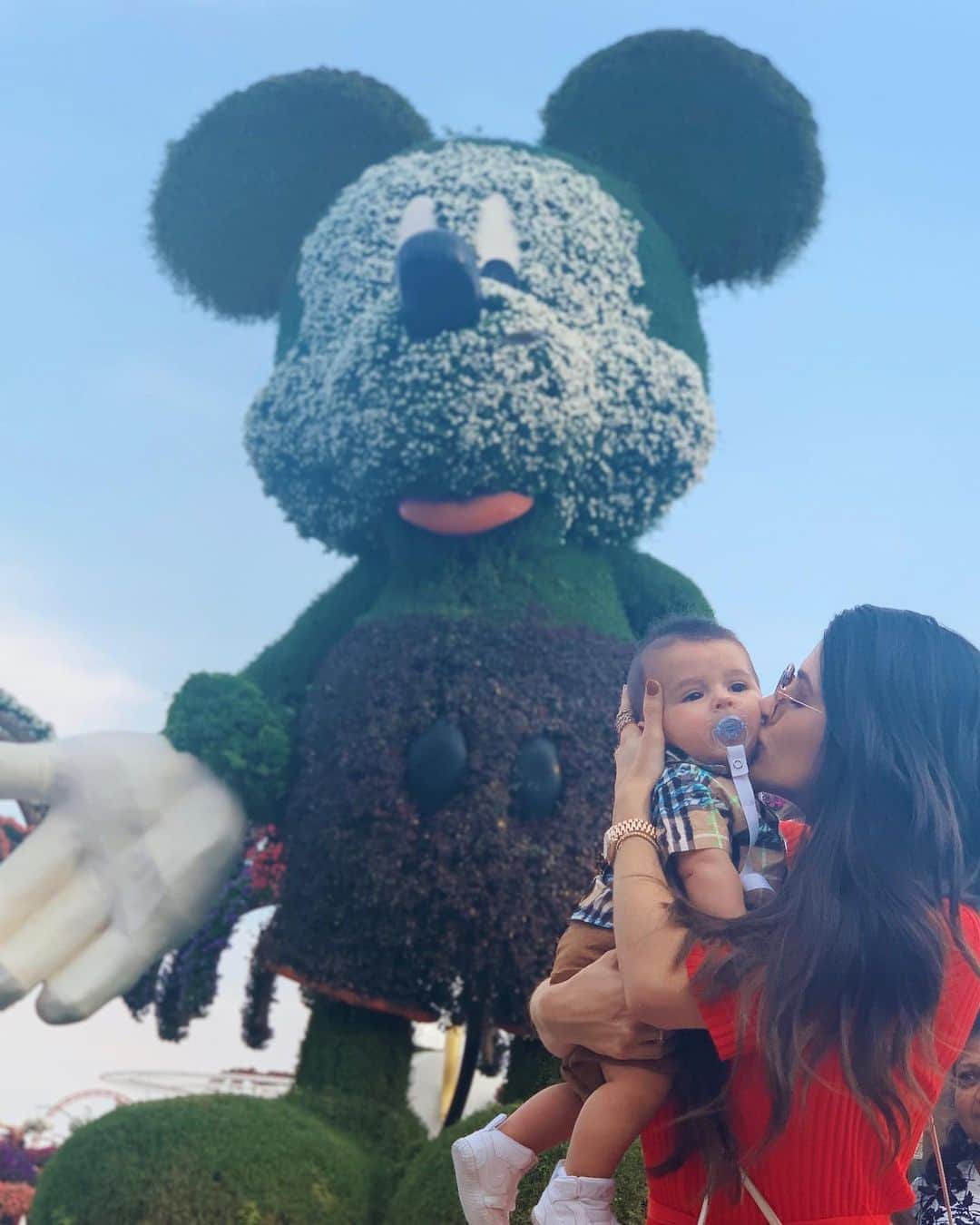 ナタリア・ベッカーのインスタグラム：「Esmagando meu guri e minha guria 💙💗」