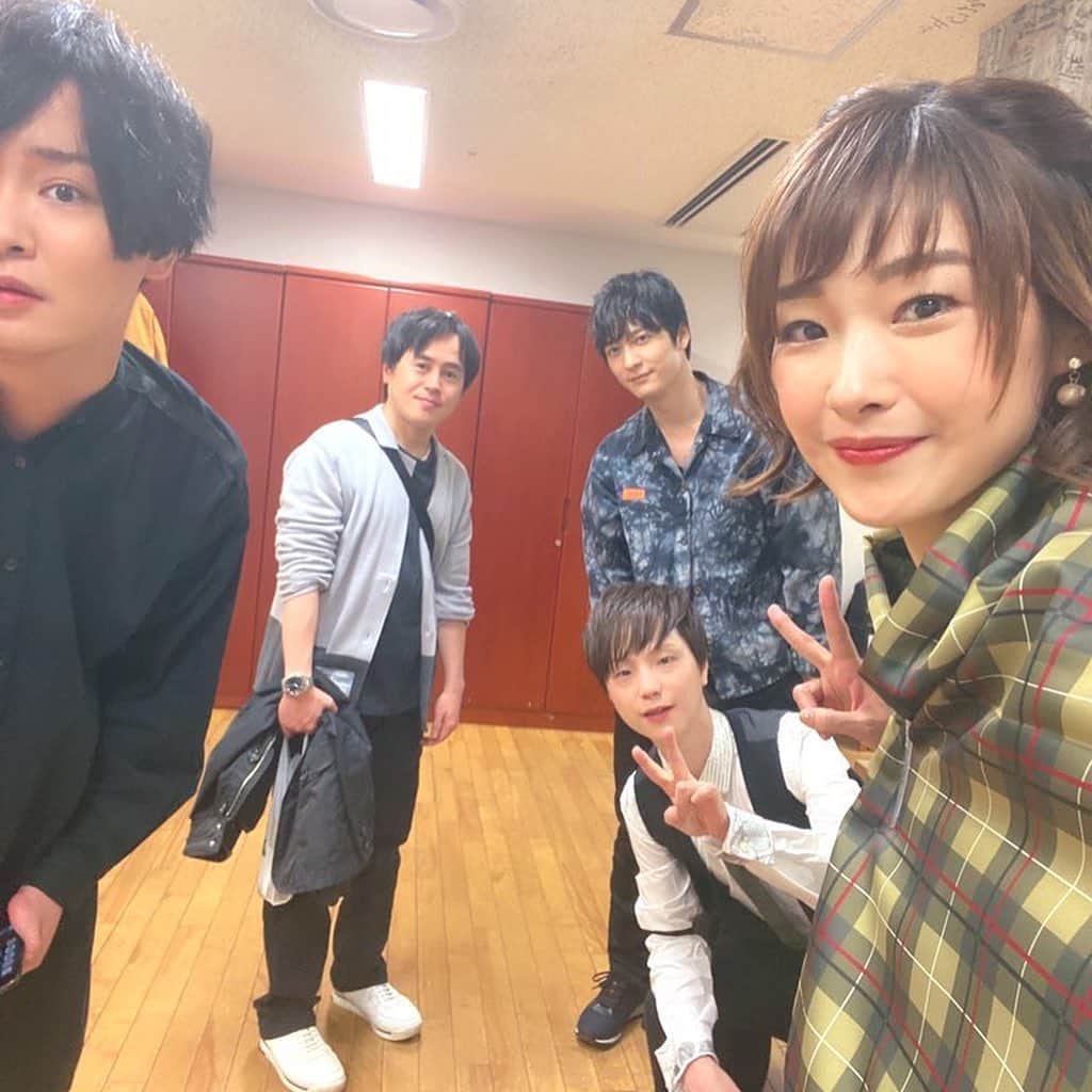 寺崎裕香さんのインスタグラム写真 - (寺崎裕香Instagram)「「機動戦士ガンダム 鉄血のオルフェンズ  ピアノコンサート」  無事に全ての公演が終了いたしました。  会場まで足を運んで下さった皆様、 残念ながら会場には来れなかったけど想いを下さったみなさま、ありがとうございました。  この大きな会場を埋め尽くす人の数に アニメが終わって4年も経つのにまだまだこんなに沢山の方に愛されている事を実感し、本当に偉大な作品に関わらせて頂いたんだなと噛み締めておりました。  クーデリアカラーの真っ赤なドレスを着て、 クーデリアの鉄華団への、三日月への想いを胸に  サプライズで 「戦火の灯火」「フリージア」 歌わせていただきました。  まさか、歌わせてもらえるとは思わず！ こんな素敵な会場で、しかも生のピアノ演奏で歌えるなんて！とテンション上がったのですが、、、 よく考えたら、それって歌のハードルめっちゃあがるやん！！ しかも曲がバラード！！ 難易度高い、、、 すぐさまその喜びはプレッシャーに変わりました笑  彼等が見てきた景色と 経験した感情が歌詞とリンクして、練習では何度も泣きました（；＿；） とても、素敵な経験をさせてもらいました(*^_^*) 阪田さんの演奏もパーカッションのように力強かったり、繊細で心の奥に響く優しい音だったり。 ピアノだけでここまで表情が変わるのか！と驚きました。  横山さんの制作裏話では、普段聞けない貴重なお話もたくさんきけて。  オルフェンズをまた違った角度で見て触れて。 とても幸せな時間でした。  それも、すべては応援してくださる皆さんがいてくれるから。  本当に感謝しています。  これから、  初のBlu-rayBOXの発売 「ウルズハント」ゲームアプリの配信  今回のピアコンで阪田さんが演奏してくださった、ピアノバージョンの劇盤のCDと譜面の発売  と！まだまだ目白押しでございます^_^  これからも、鉄血のオルフェンズをよろしくお願いします！！」11月16日 22時45分 - terachan0804