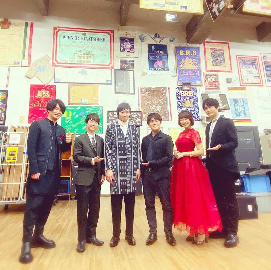 寺崎裕香さんのインスタグラム写真 - (寺崎裕香Instagram)「「機動戦士ガンダム 鉄血のオルフェンズ  ピアノコンサート」  無事に全ての公演が終了いたしました。  会場まで足を運んで下さった皆様、 残念ながら会場には来れなかったけど想いを下さったみなさま、ありがとうございました。  この大きな会場を埋め尽くす人の数に アニメが終わって4年も経つのにまだまだこんなに沢山の方に愛されている事を実感し、本当に偉大な作品に関わらせて頂いたんだなと噛み締めておりました。  クーデリアカラーの真っ赤なドレスを着て、 クーデリアの鉄華団への、三日月への想いを胸に  サプライズで 「戦火の灯火」「フリージア」 歌わせていただきました。  まさか、歌わせてもらえるとは思わず！ こんな素敵な会場で、しかも生のピアノ演奏で歌えるなんて！とテンション上がったのですが、、、 よく考えたら、それって歌のハードルめっちゃあがるやん！！ しかも曲がバラード！！ 難易度高い、、、 すぐさまその喜びはプレッシャーに変わりました笑  彼等が見てきた景色と 経験した感情が歌詞とリンクして、練習では何度も泣きました（；＿；） とても、素敵な経験をさせてもらいました(*^_^*) 阪田さんの演奏もパーカッションのように力強かったり、繊細で心の奥に響く優しい音だったり。 ピアノだけでここまで表情が変わるのか！と驚きました。  横山さんの制作裏話では、普段聞けない貴重なお話もたくさんきけて。  オルフェンズをまた違った角度で見て触れて。 とても幸せな時間でした。  それも、すべては応援してくださる皆さんがいてくれるから。  本当に感謝しています。  これから、  初のBlu-rayBOXの発売 「ウルズハント」ゲームアプリの配信  今回のピアコンで阪田さんが演奏してくださった、ピアノバージョンの劇盤のCDと譜面の発売  と！まだまだ目白押しでございます^_^  これからも、鉄血のオルフェンズをよろしくお願いします！！」11月16日 22時45分 - terachan0804