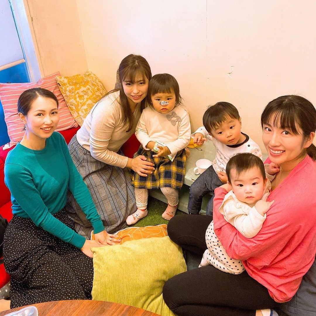 庄司ゆうこさんのインスタグラム写真 - (庄司ゆうこInstagram)「なつきちゃん&ともよちゃんが子連れでレッスン受けに来てくれました^ ^ 独身時代、よく飲み会に付き合ってくれた2人でしたが、今は2人とも先輩ママ✨ 2歳の男の子と女の子だから、まぁ元気いっぱい🤣 ももちゃんもずり這いであっちこっち行きまくるからレッスン中ずっと抱っこしながら誘導してました🤣 そしてランチもして賑やかで楽しい時間だったなぁー💖 9枚目の写真はももちゃん歯が上4本、下3本生えてきました^_^ カメラ向けるとニコニコいっぱい笑ってくれる^_^笑 #子連れヨガ#ベビーヨガ#ポジティブスターヨガ#ヨガレッスン#キッズヨガ#恵比寿ヨガ#恵比寿ランチ#肉バルサル#歯が生えてきた#ももちゃんです🤗#生後7ヶ月#女の子ママ#離乳食#親バカ部」11月16日 22時45分 - yuko.shoji