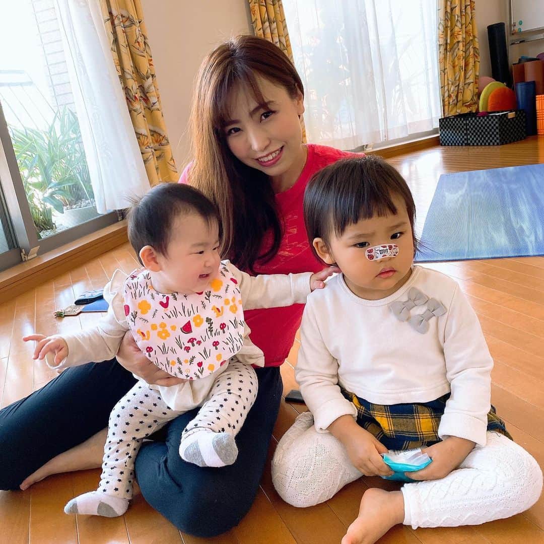 庄司ゆうこさんのインスタグラム写真 - (庄司ゆうこInstagram)「なつきちゃん&ともよちゃんが子連れでレッスン受けに来てくれました^ ^ 独身時代、よく飲み会に付き合ってくれた2人でしたが、今は2人とも先輩ママ✨ 2歳の男の子と女の子だから、まぁ元気いっぱい🤣 ももちゃんもずり這いであっちこっち行きまくるからレッスン中ずっと抱っこしながら誘導してました🤣 そしてランチもして賑やかで楽しい時間だったなぁー💖 9枚目の写真はももちゃん歯が上4本、下3本生えてきました^_^ カメラ向けるとニコニコいっぱい笑ってくれる^_^笑 #子連れヨガ#ベビーヨガ#ポジティブスターヨガ#ヨガレッスン#キッズヨガ#恵比寿ヨガ#恵比寿ランチ#肉バルサル#歯が生えてきた#ももちゃんです🤗#生後7ヶ月#女の子ママ#離乳食#親バカ部」11月16日 22時45分 - yuko.shoji