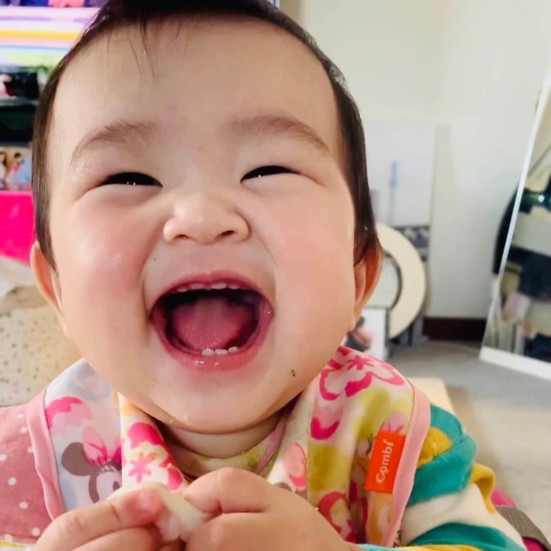 庄司ゆうこさんのインスタグラム写真 - (庄司ゆうこInstagram)「なつきちゃん&ともよちゃんが子連れでレッスン受けに来てくれました^ ^ 独身時代、よく飲み会に付き合ってくれた2人でしたが、今は2人とも先輩ママ✨ 2歳の男の子と女の子だから、まぁ元気いっぱい🤣 ももちゃんもずり這いであっちこっち行きまくるからレッスン中ずっと抱っこしながら誘導してました🤣 そしてランチもして賑やかで楽しい時間だったなぁー💖 9枚目の写真はももちゃん歯が上4本、下3本生えてきました^_^ カメラ向けるとニコニコいっぱい笑ってくれる^_^笑 #子連れヨガ#ベビーヨガ#ポジティブスターヨガ#ヨガレッスン#キッズヨガ#恵比寿ヨガ#恵比寿ランチ#肉バルサル#歯が生えてきた#ももちゃんです🤗#生後7ヶ月#女の子ママ#離乳食#親バカ部」11月16日 22時45分 - yuko.shoji