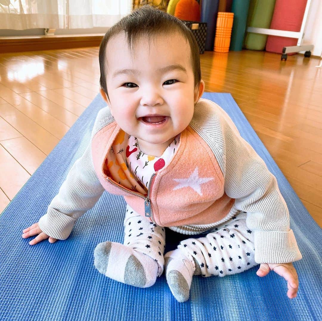庄司ゆうこさんのインスタグラム写真 - (庄司ゆうこInstagram)「なつきちゃん&ともよちゃんが子連れでレッスン受けに来てくれました^ ^ 独身時代、よく飲み会に付き合ってくれた2人でしたが、今は2人とも先輩ママ✨ 2歳の男の子と女の子だから、まぁ元気いっぱい🤣 ももちゃんもずり這いであっちこっち行きまくるからレッスン中ずっと抱っこしながら誘導してました🤣 そしてランチもして賑やかで楽しい時間だったなぁー💖 9枚目の写真はももちゃん歯が上4本、下3本生えてきました^_^ カメラ向けるとニコニコいっぱい笑ってくれる^_^笑 #子連れヨガ#ベビーヨガ#ポジティブスターヨガ#ヨガレッスン#キッズヨガ#恵比寿ヨガ#恵比寿ランチ#肉バルサル#歯が生えてきた#ももちゃんです🤗#生後7ヶ月#女の子ママ#離乳食#親バカ部」11月16日 22時45分 - yuko.shoji