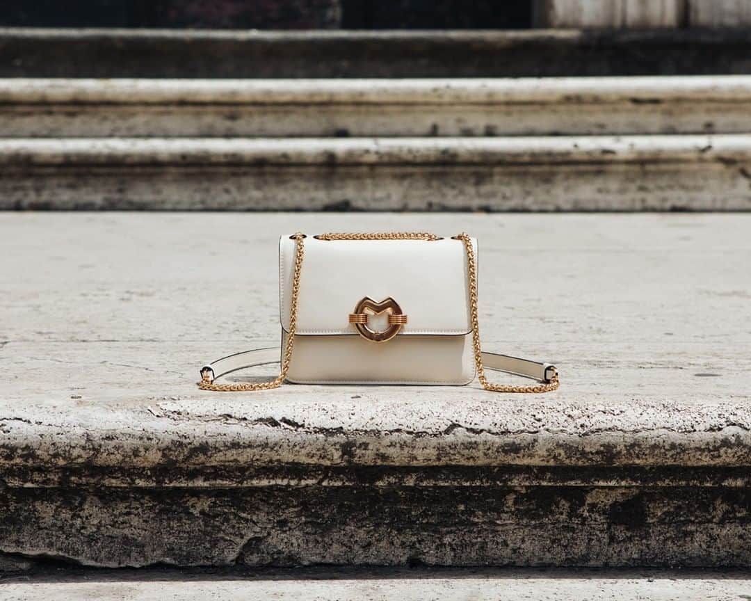 のインスタグラム：「still_in_white  #milaismoving #welcomemila #milaschon ⠀⠀⠀⠀⠀⠀ ⠀⠀⠀⠀⠀⠀ ⠀⠀⠀⠀⠀⠀ ⠀⠀⠀⠀⠀⠀ ⠀⠀⠀⠀⠀⠀ #whitebag #leatherbag #milaschön #purselover #baggers #leatherart #handbag #milaschonbag #bagsupplier #leatherhandmade #furniturenak #womanfashion #fashionstill #fashioncity #streetlife #cityofmilan #houseofmila #cityroad #streetart_daily #whitedesign」