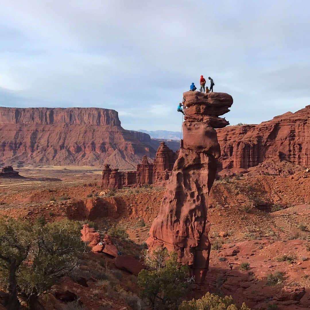 アラーナ・イップのインスタグラム：「A week well spent in Moab with the raddest, most inspiring @arcteryx crew.」
