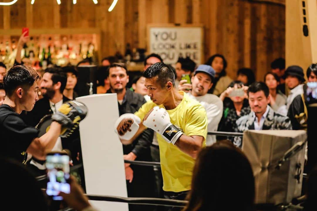 TRUNK(HOTEL)さんのインスタグラム写真 - (TRUNK(HOTEL)Instagram)「Thanks to all the guests who came to party with us at the Saturdays x EVERLAST x BEDWIN in the TRUNK(LOUNGE) last month, which featured a mini-boxing ring and sparring matches. ⠀⠀⠀⠀⠀⠀⠀⠀⠀ Special thanks: @shioriybradshaw @derbuka13 @max_mackee @saturdaysnyc @bedwin_official ⠀⠀⠀⠀⠀⠀⠀⠀⠀ ⠀⠀⠀⠀⠀⠀⠀⠀⠀ #trunkhotel #ブティックホテル #boutiquehotel #saturdaysnyc #bedwintheheartbreakers #bedwin #everlast_collection #event #lounge #bar #cocktail #music #dj #party #tokyo #shibuya #omotesando」11月16日 22時47分 - trunkhotel_catstreet
